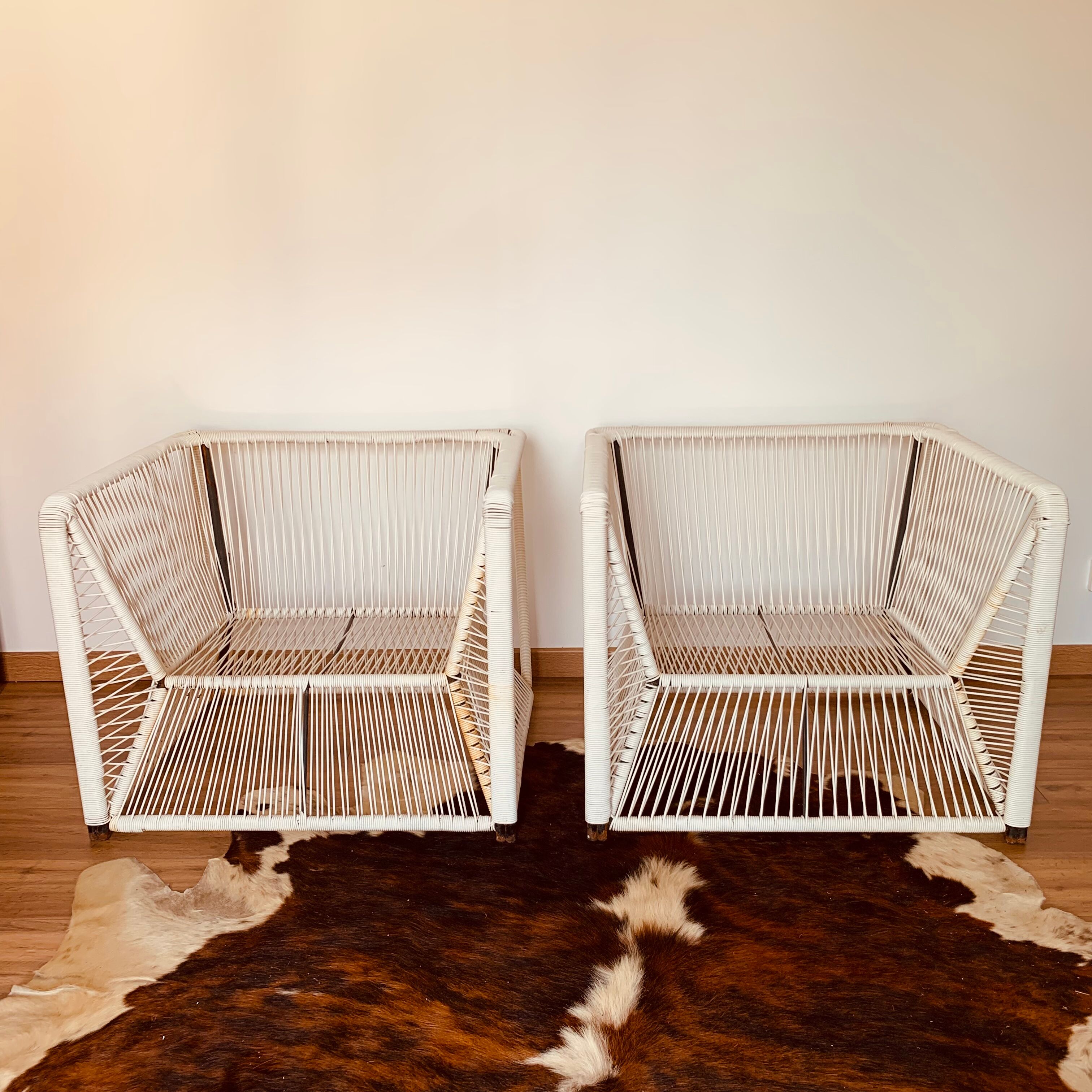 2 garden armchairs in white scoubidou