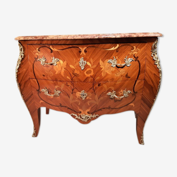 Commode style Louis XV bois de rose ,galbée toutes faces ,décor marqueté de fleurs