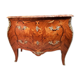 Commode style Louis XV bois de rose ,galbée toutes faces ,décor marqueté de fleurs