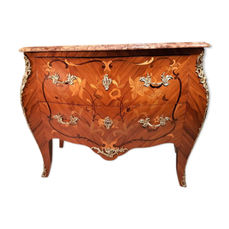 Commode style Louis XV bois de rose ,galbée toutes faces ,décor marqueté de fleurs