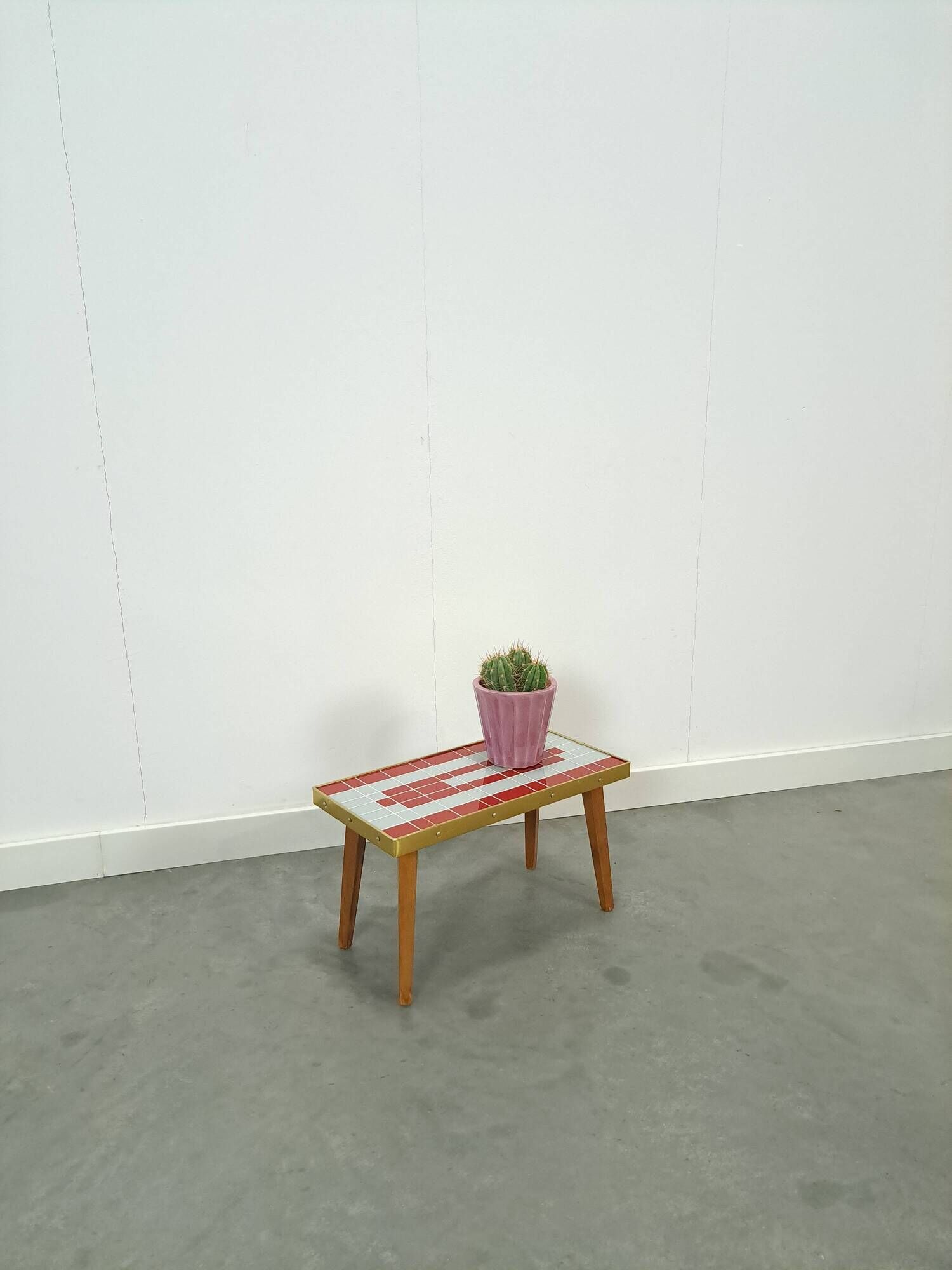 Table d'appoint design Hellerau à damier avec verre et bord doré No. 15