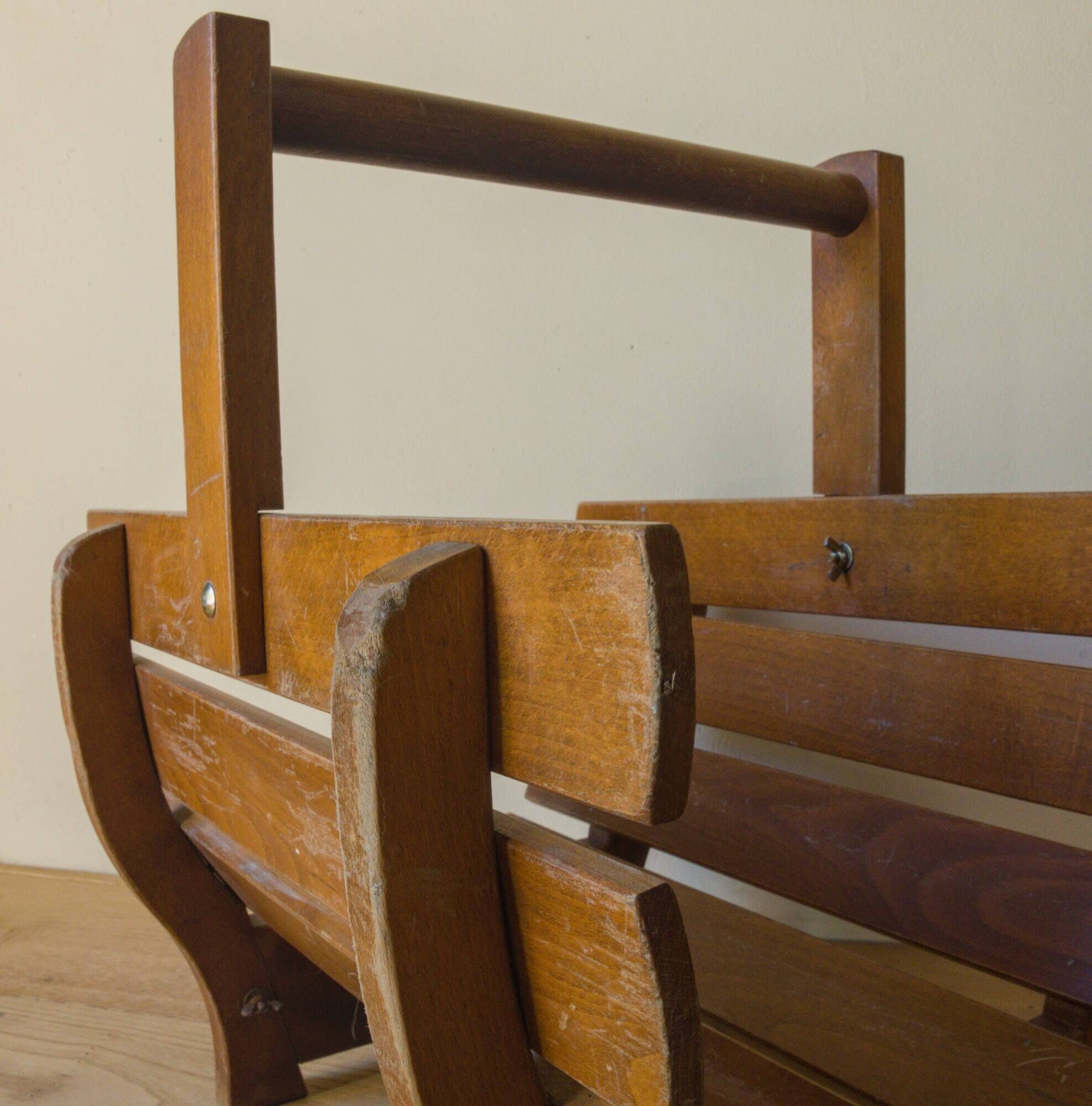 Porte-bûches vintage en bois à lattes courbes