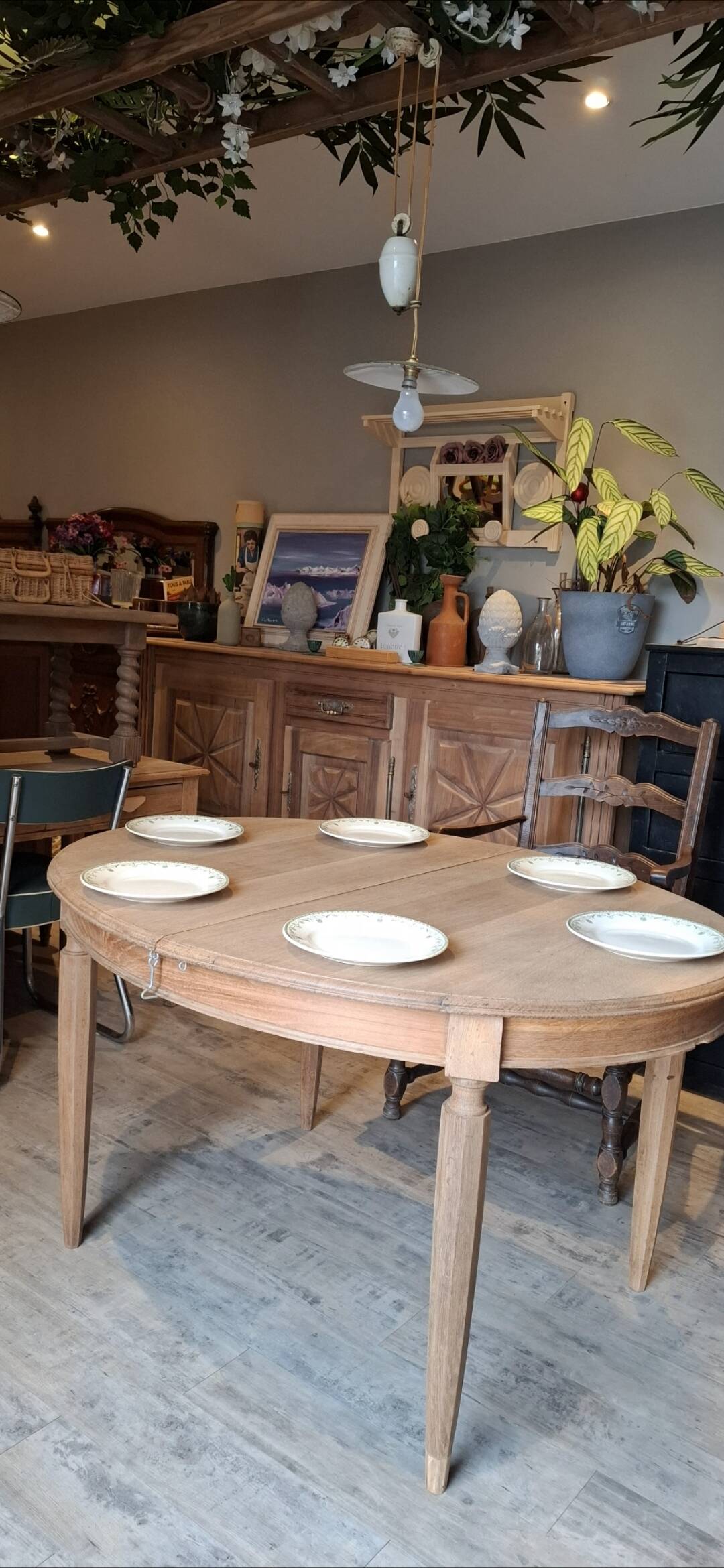 Extendable oval table