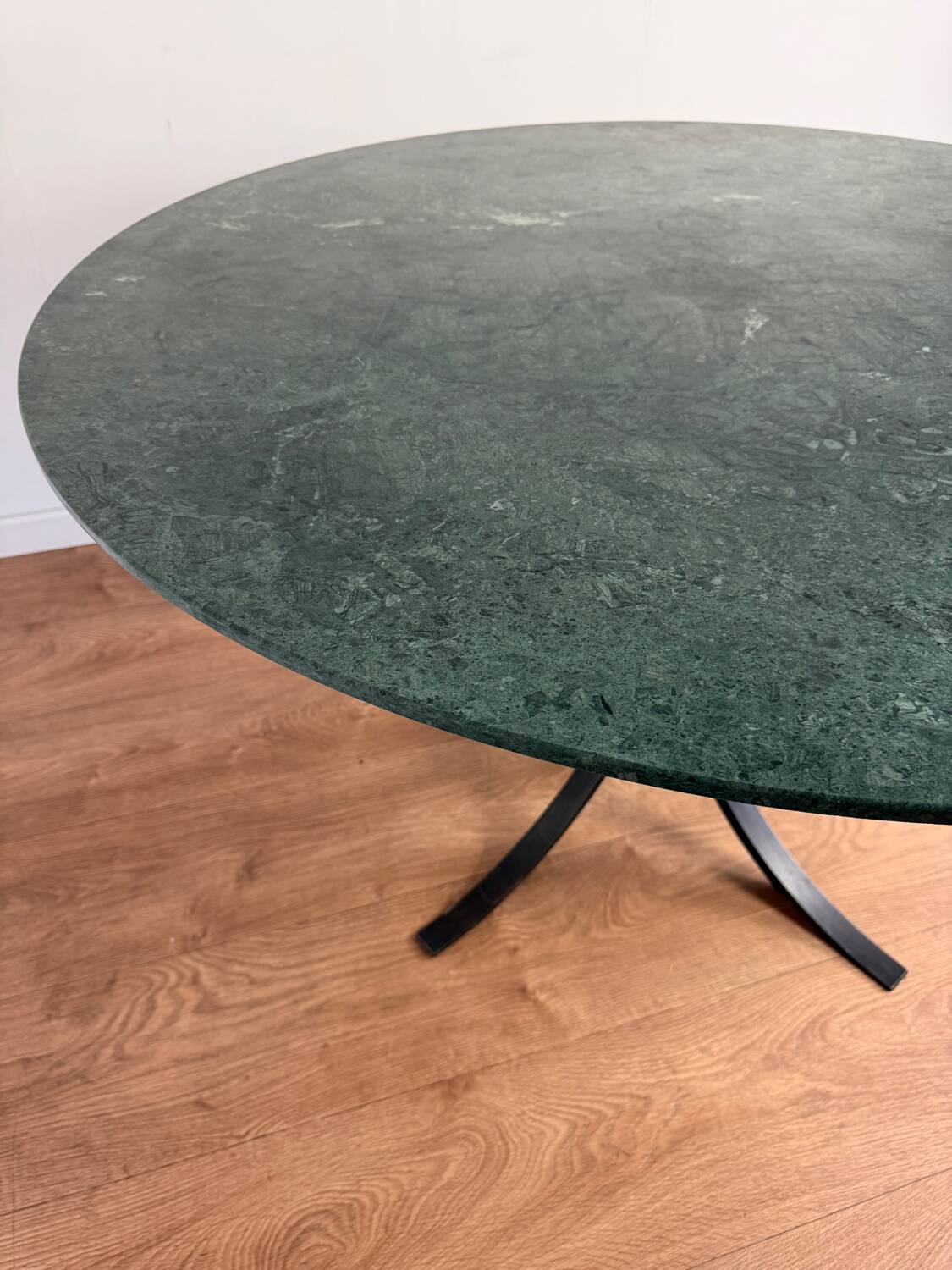 Round dining table – green marble & wrought iron