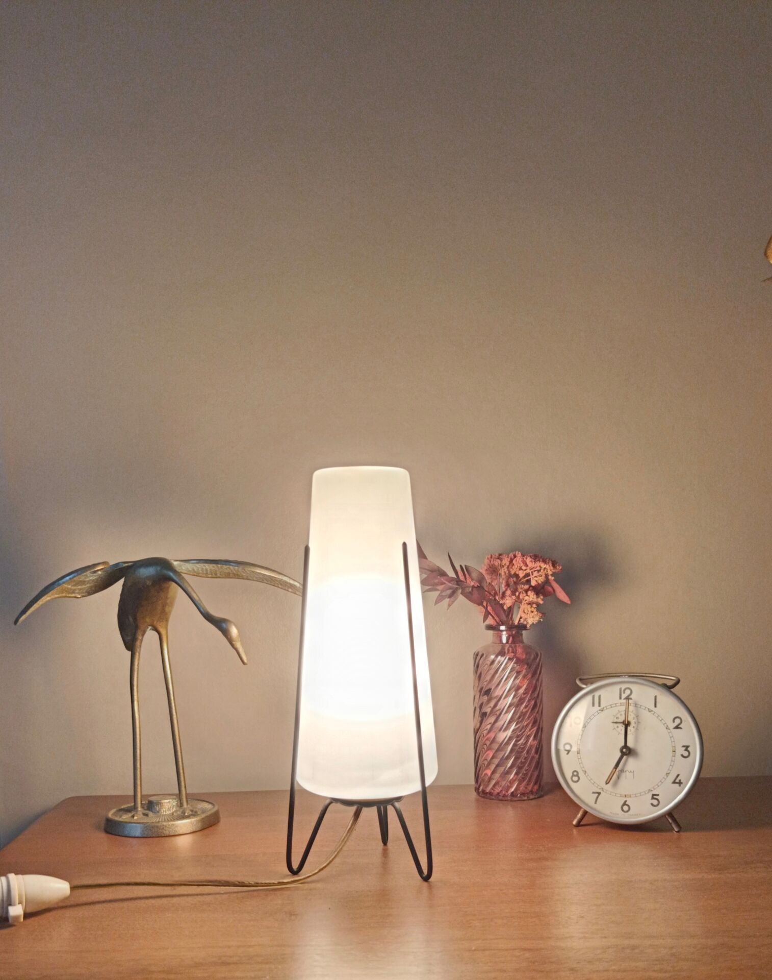 Tripod lamp in metal and white plastic, mid-century space age.