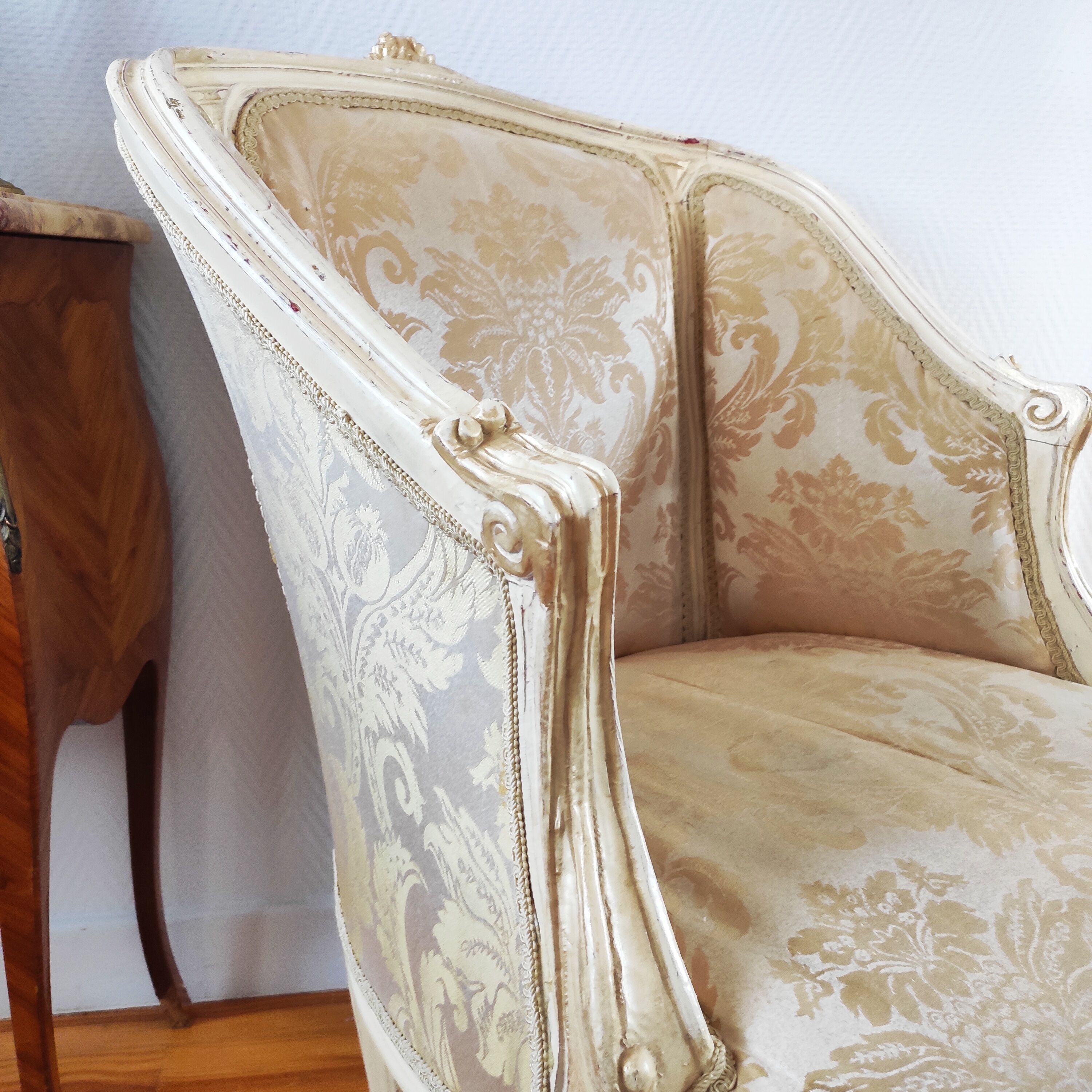 Fauteuil ancien bergère style Louis XV patiné
