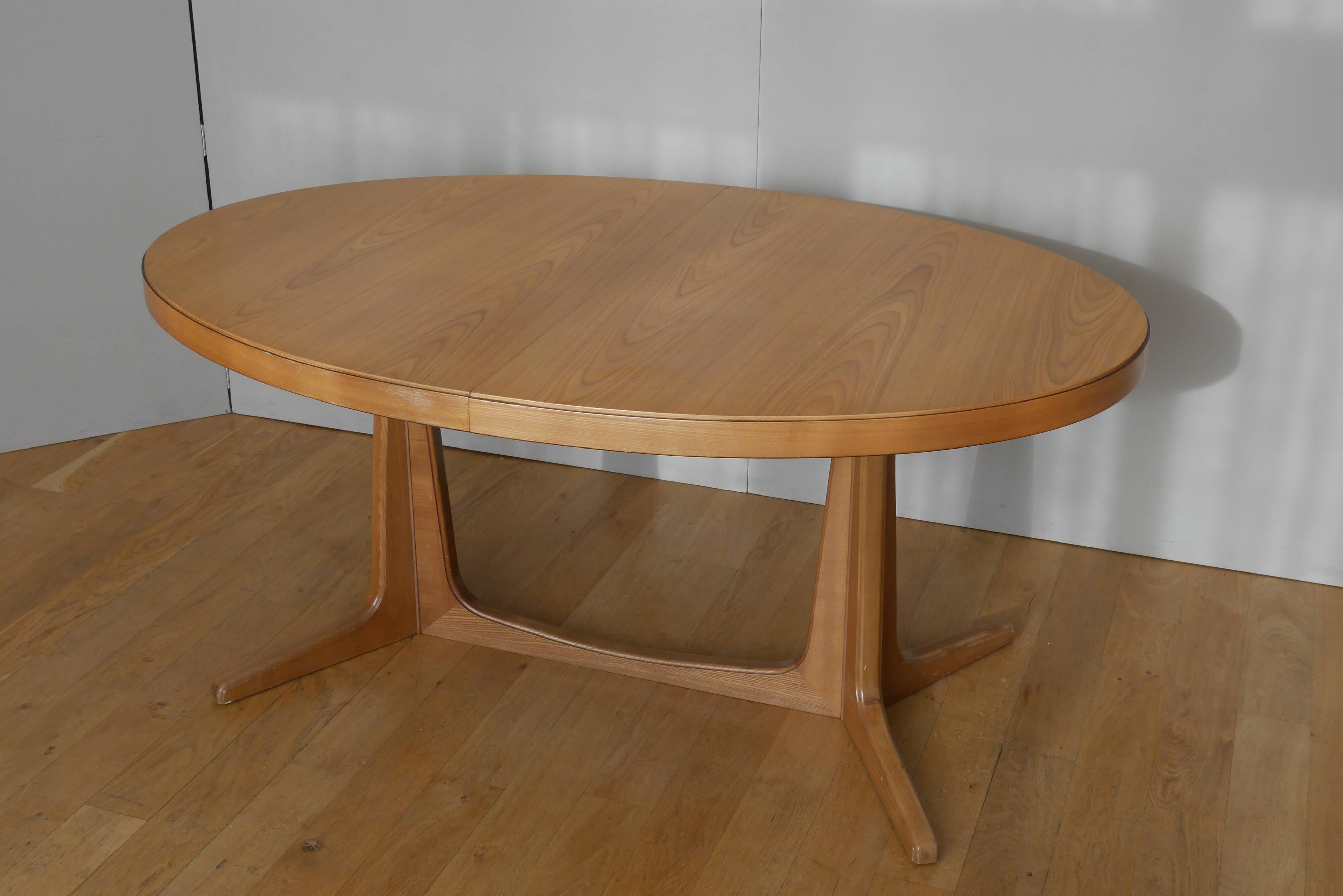 Oak oval table with extension cords