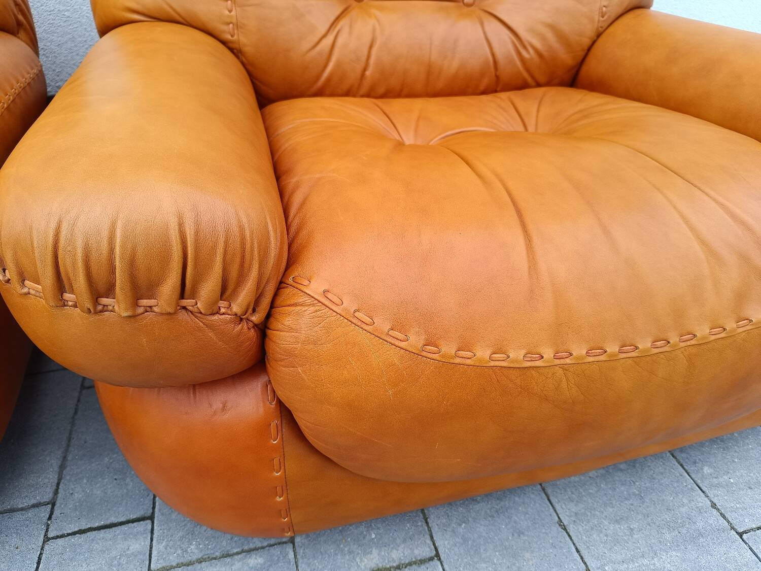 2 fauteuils en cuir cognac Sapporo, Mobil Girgi Italie