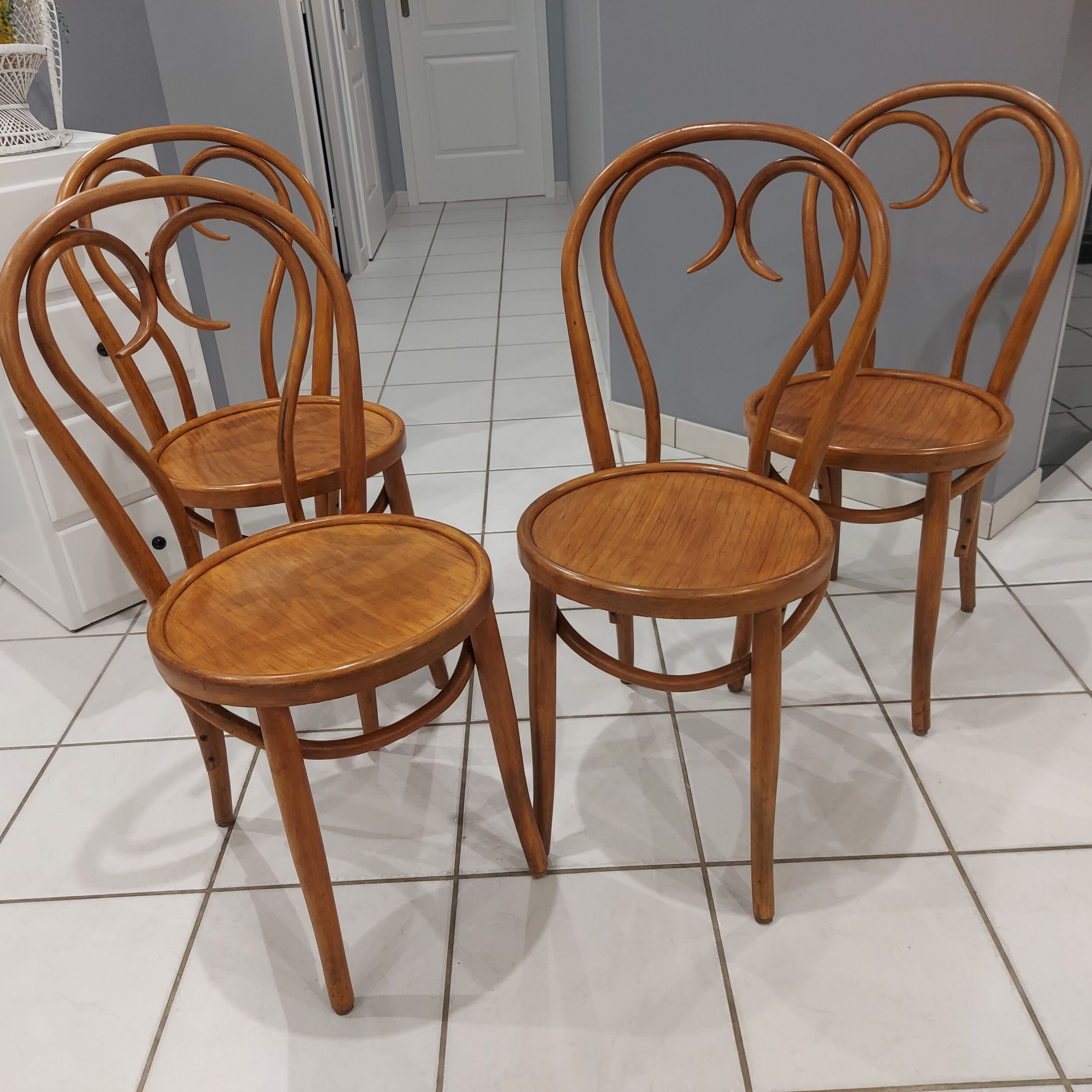 Suite de 4 chaises de bistrot bois courbé