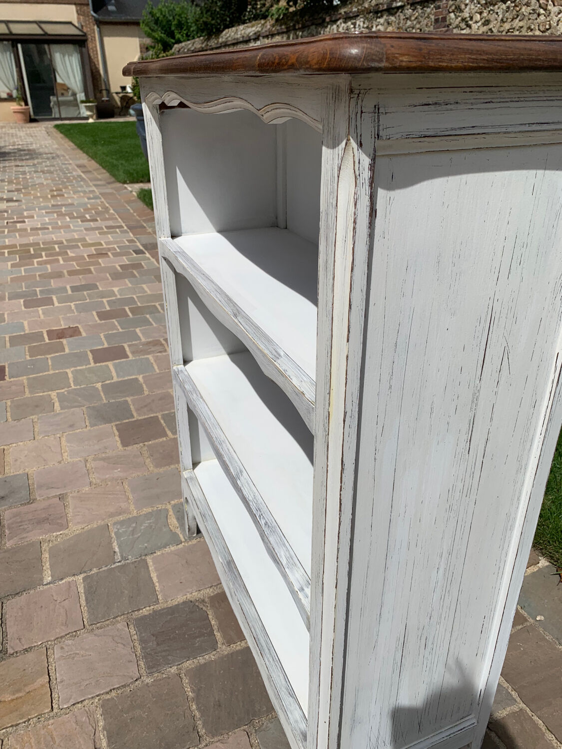 Patinated white bibus