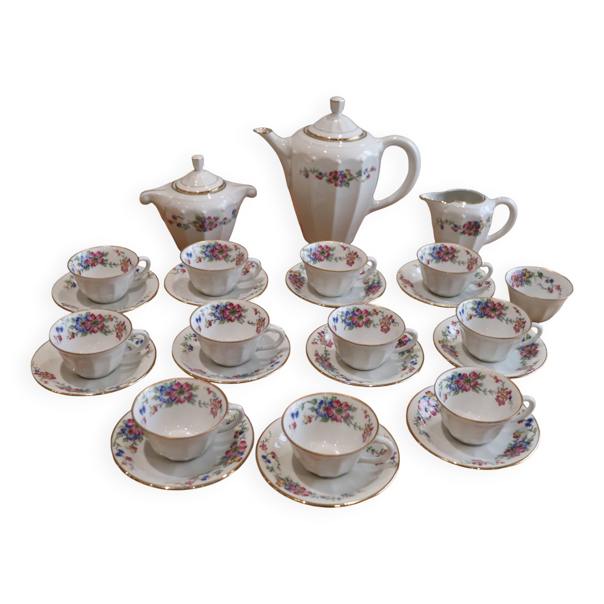 Coffee and tea service in Limoges porcelain with anemone flower pattern and gilding.