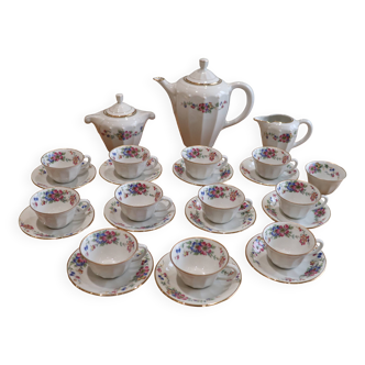 Coffee and tea service in Limoges porcelain with anemone flower pattern and gilding.