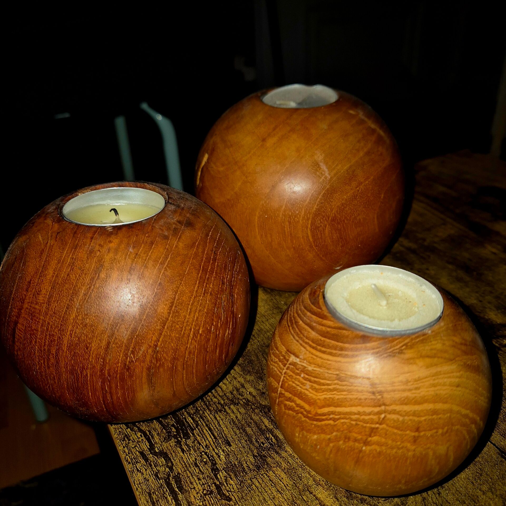 Set of 3 spherical olive wood candle holders in boho style.