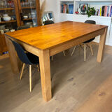 Extendable teak table
