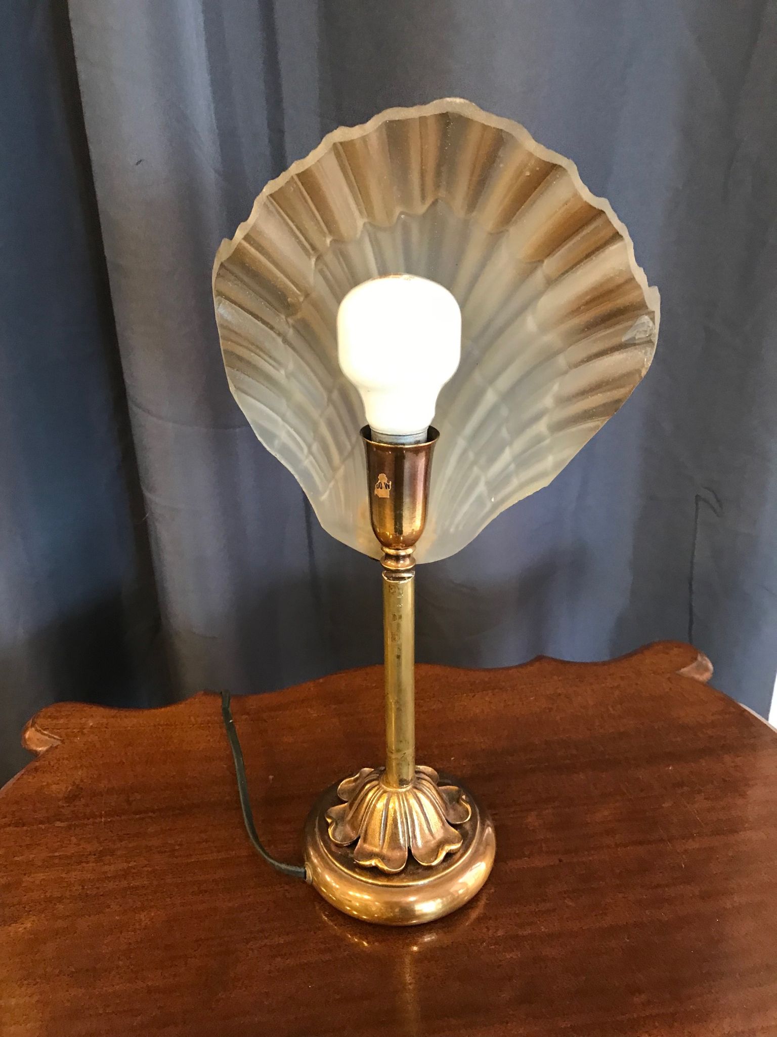 Shell lamp in gilded brass and molded glass 70s