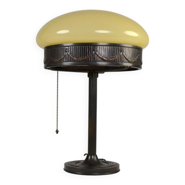 Lampe de table classique nordique suédoise avec abat-jour en verre opalin, années 1920-1930