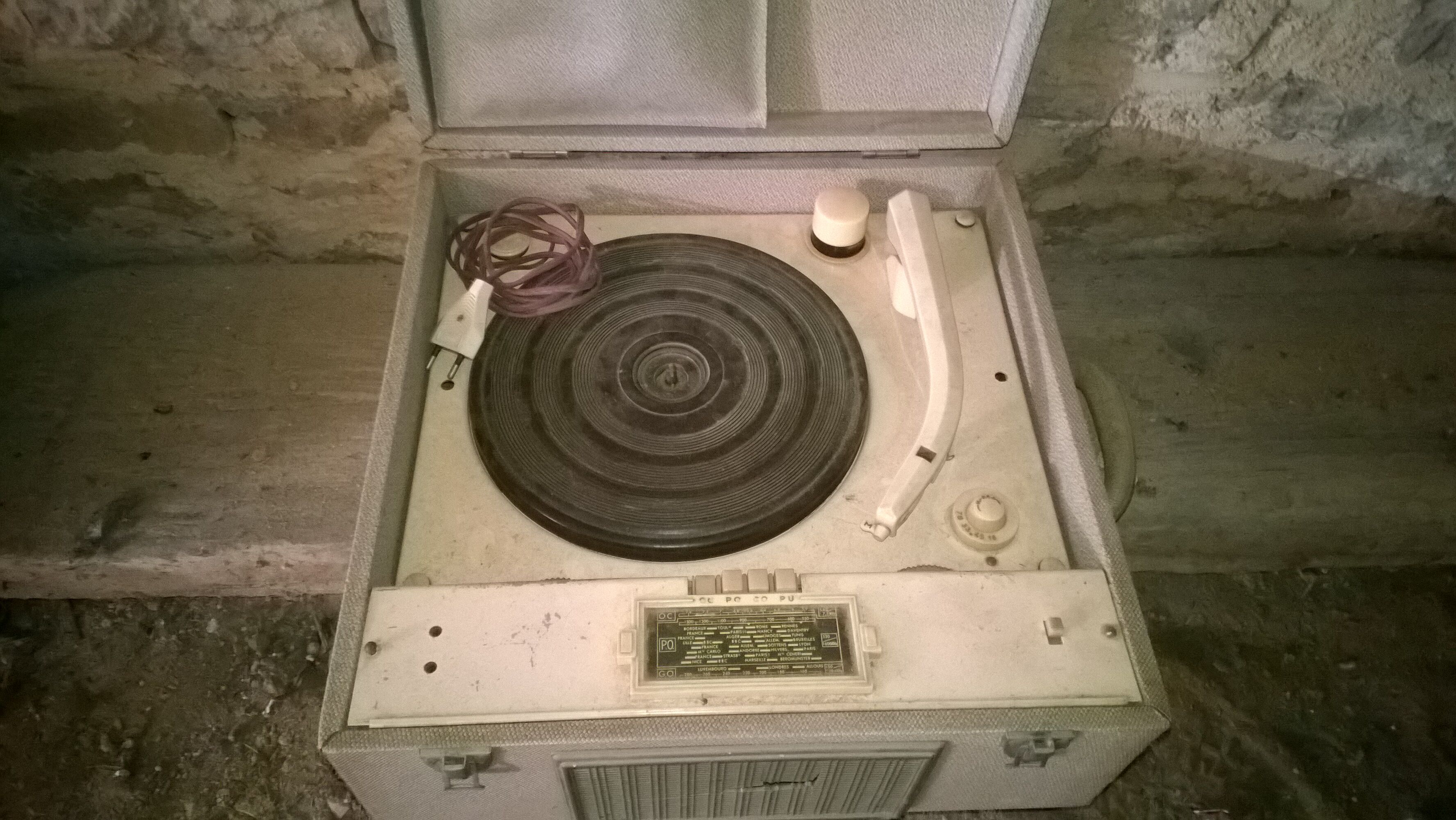 Turnted record and his suitcase vintage