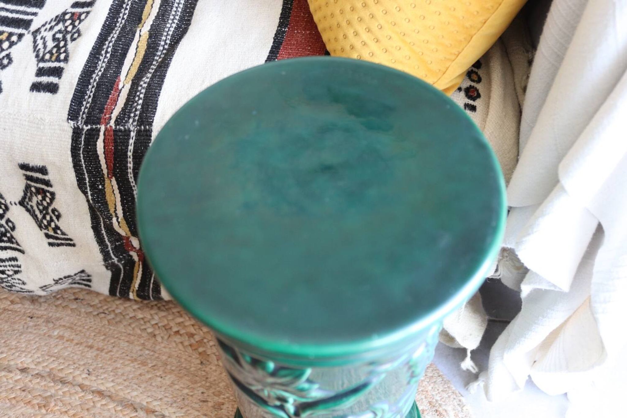 Pedestal column in green ceramic with flower and fruit decoration