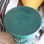 Pedestal column in green ceramic with flower and fruit decoration