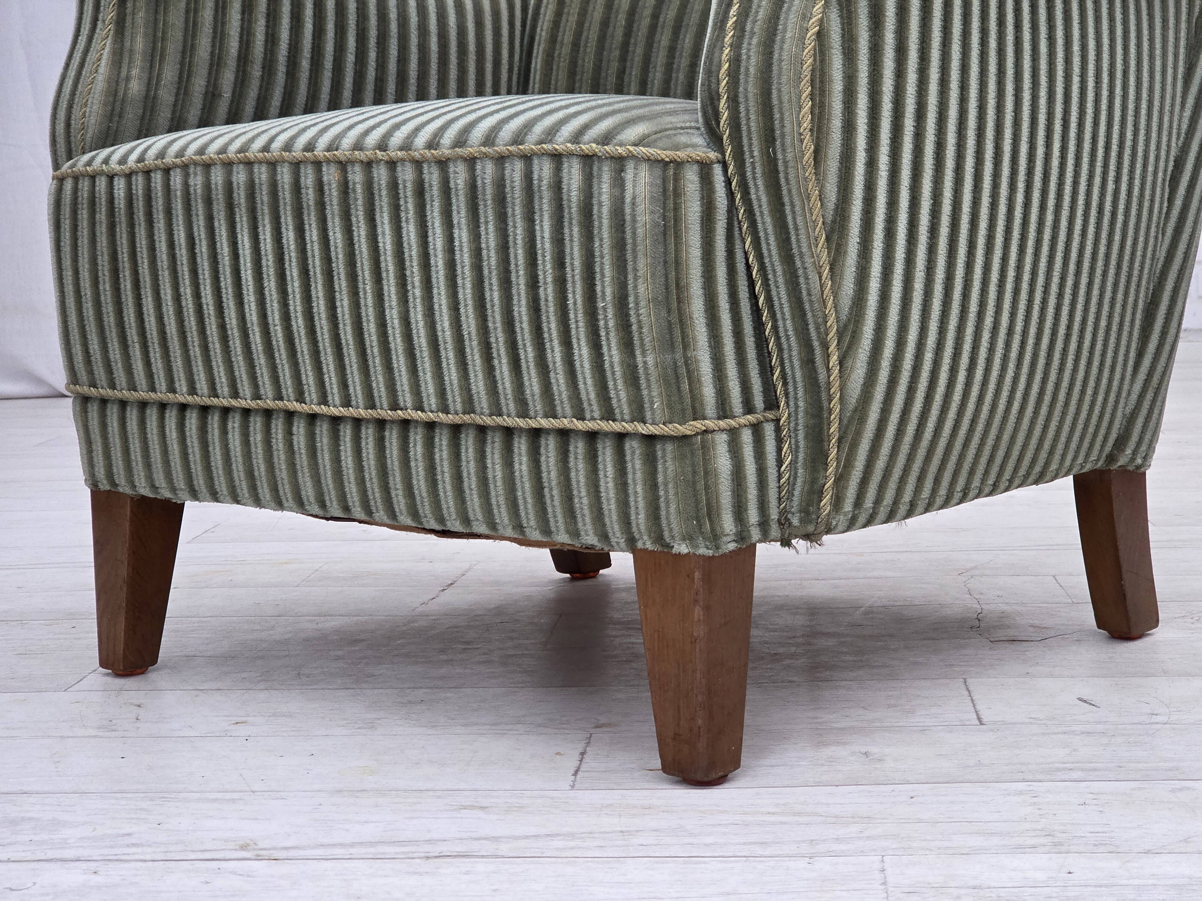 Fauteuil danois des années 1960, revêtement en velours vert, pieds en chêne.