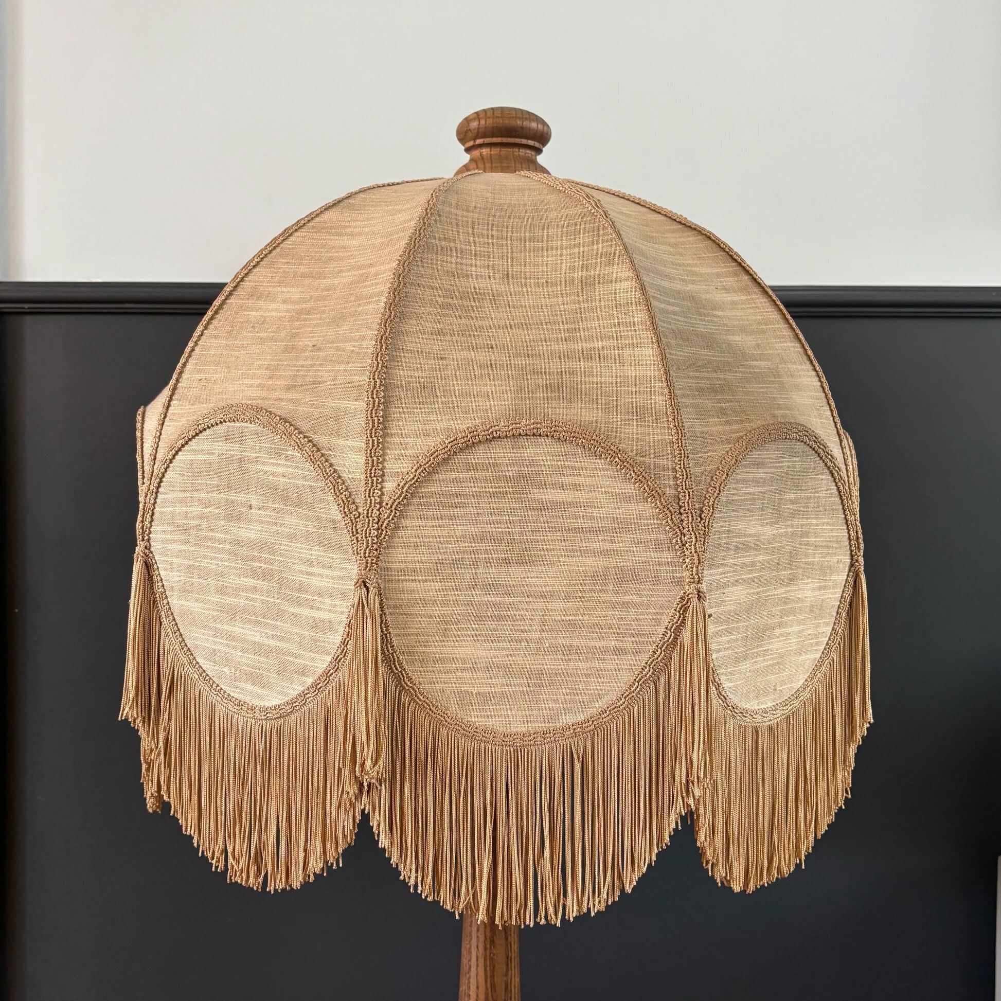 Grande lampe de salon pied bois et abat-jour à franges - Ref 1371