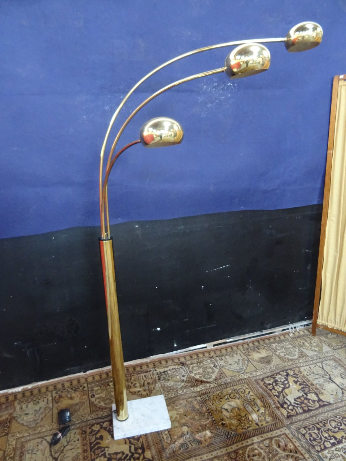 Lamppost thrush golden metal