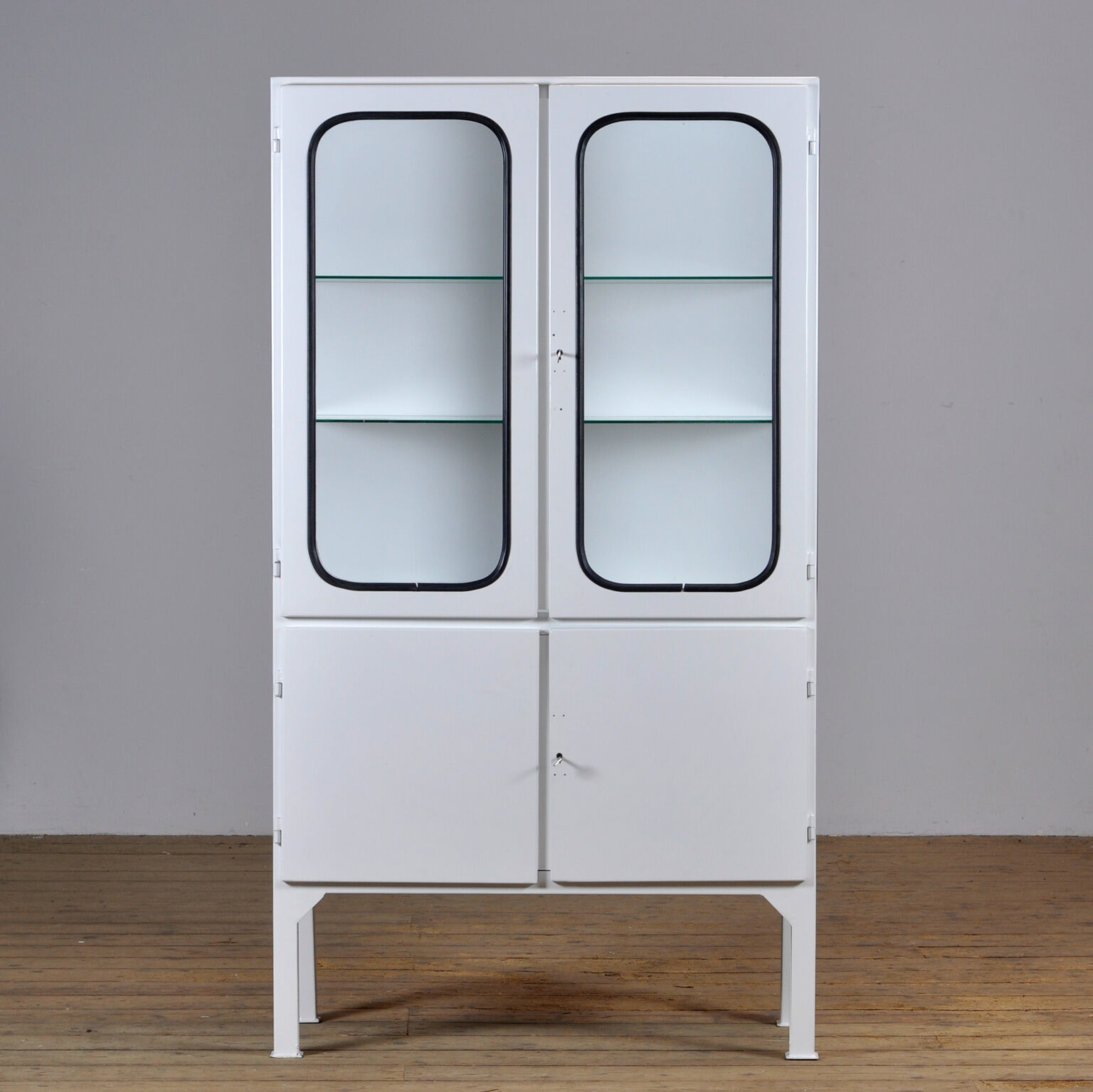 Vitrine médicale en verre et fer, années 1970