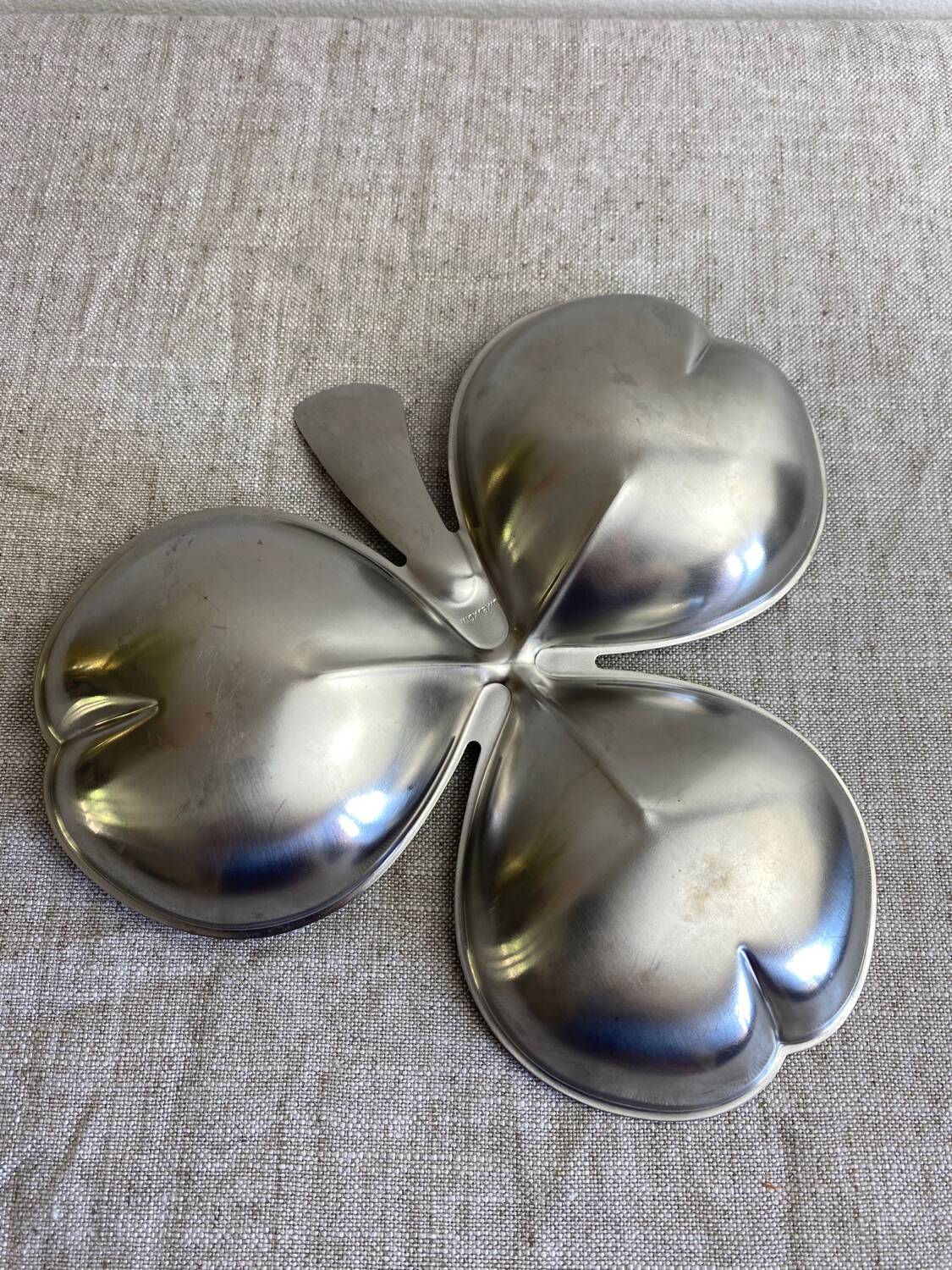 Stainless steel clover aperitif server