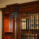 Bibliothèque Theodore Alexander en faux livres en laurier burl