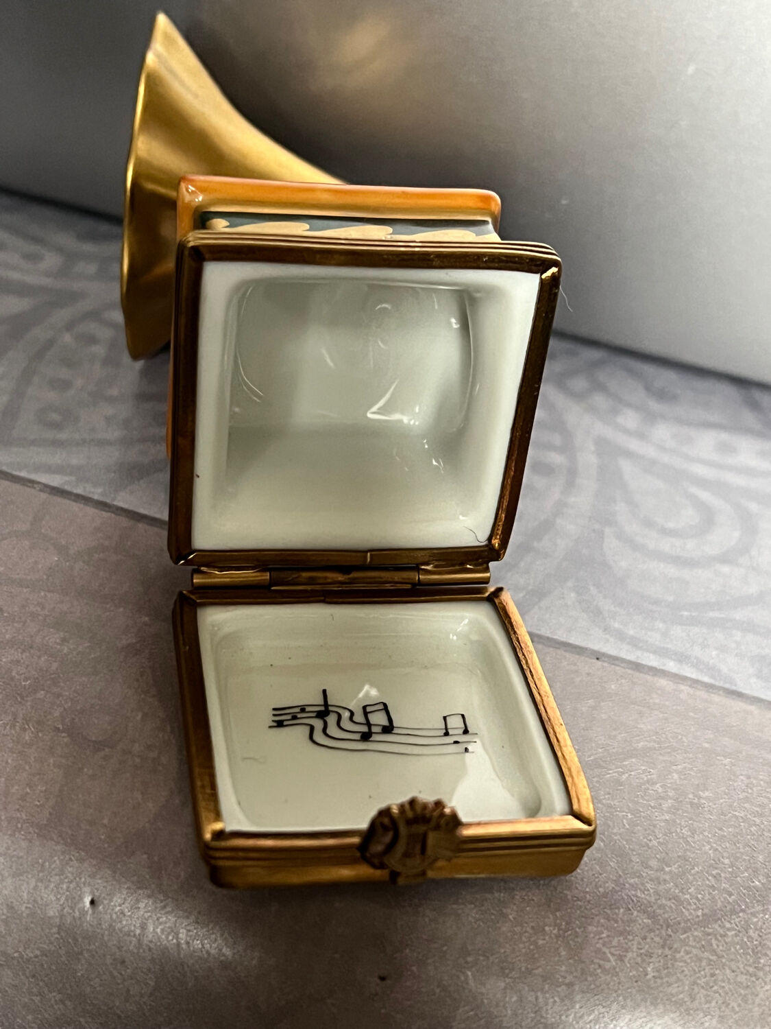 Gramophone record player with Limoges horn