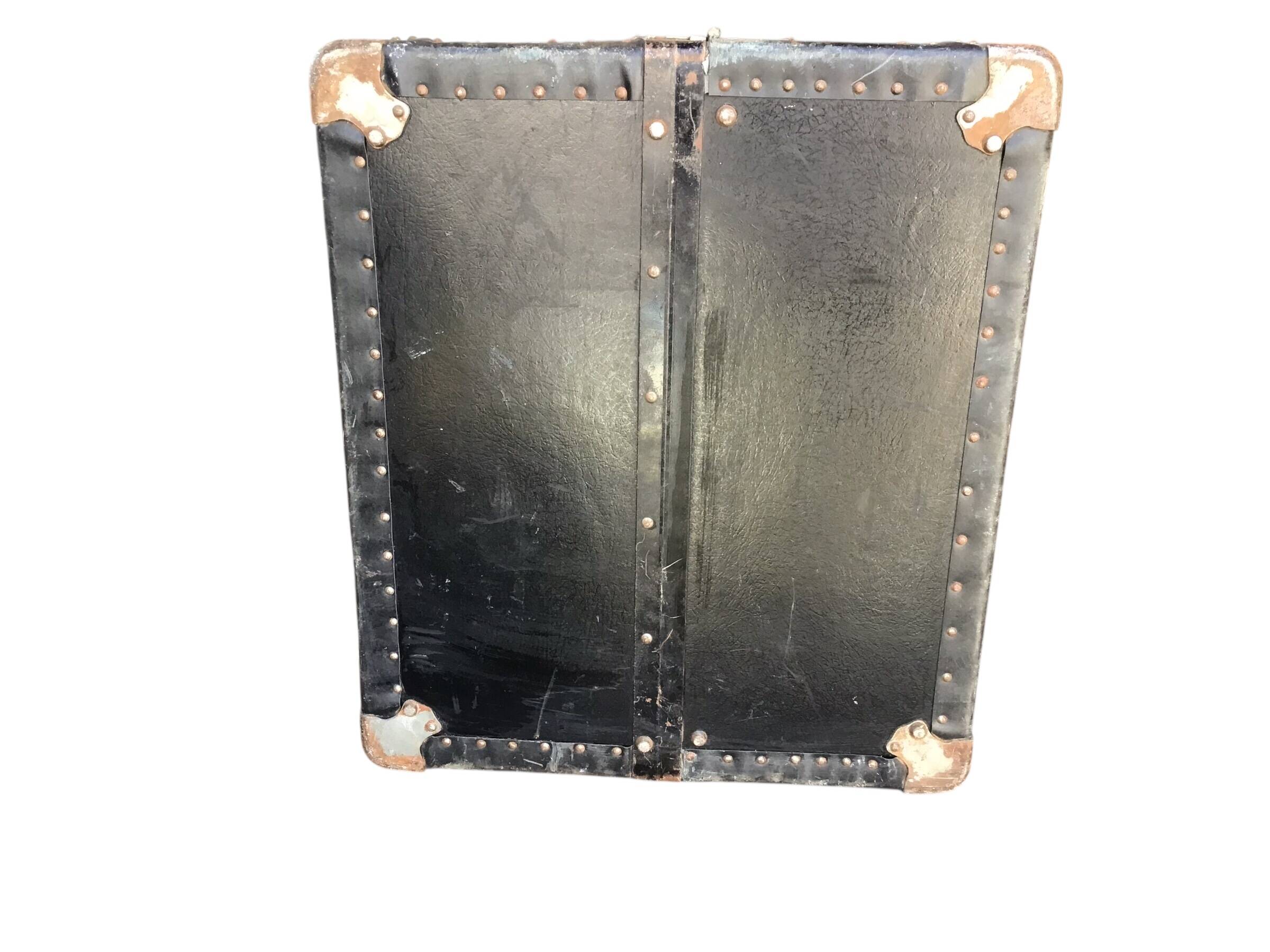 Antique vertical cabin trunk – 109 cm – parchment interior