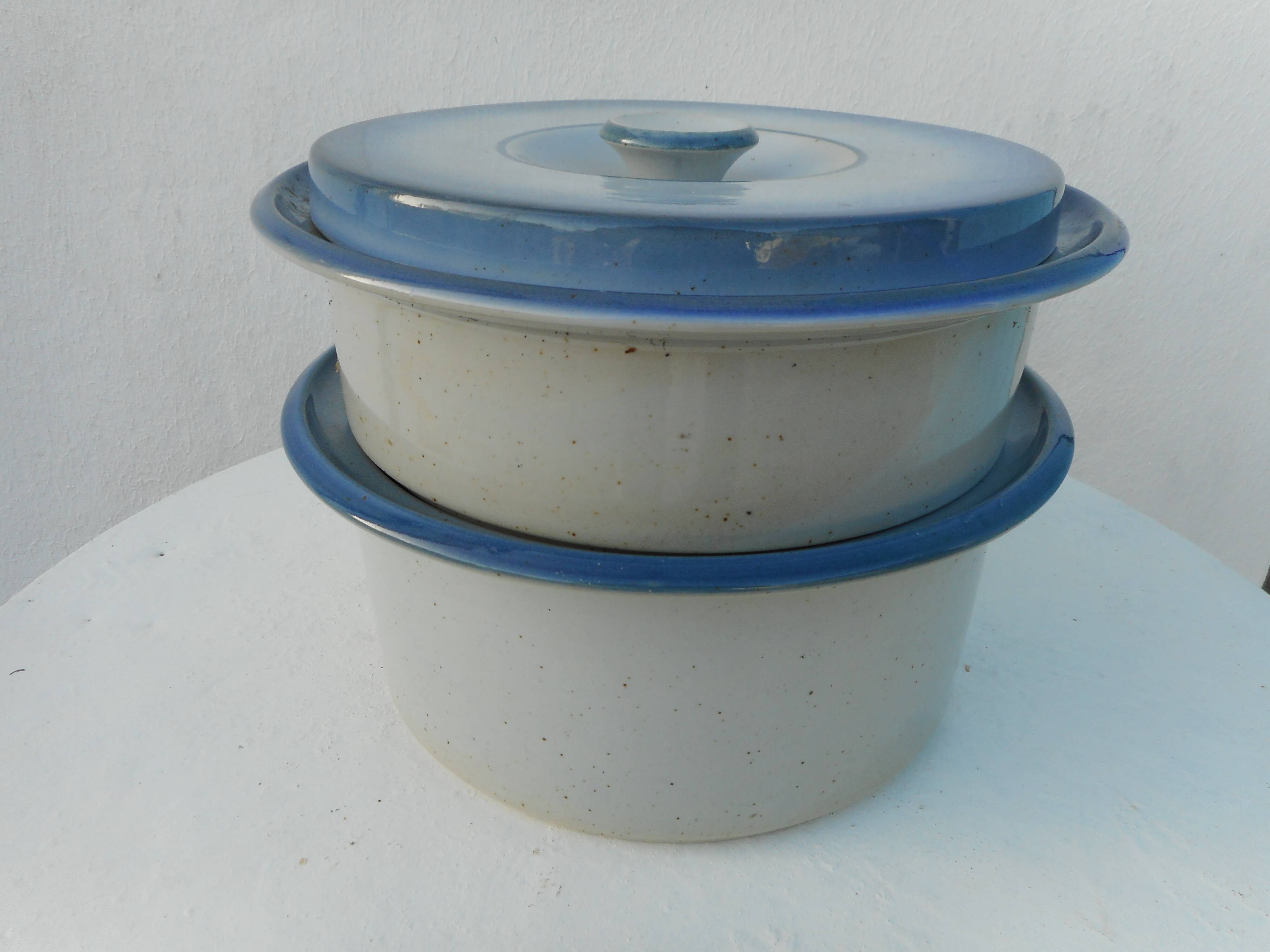 Two stackable salad bowls with a sleet lid