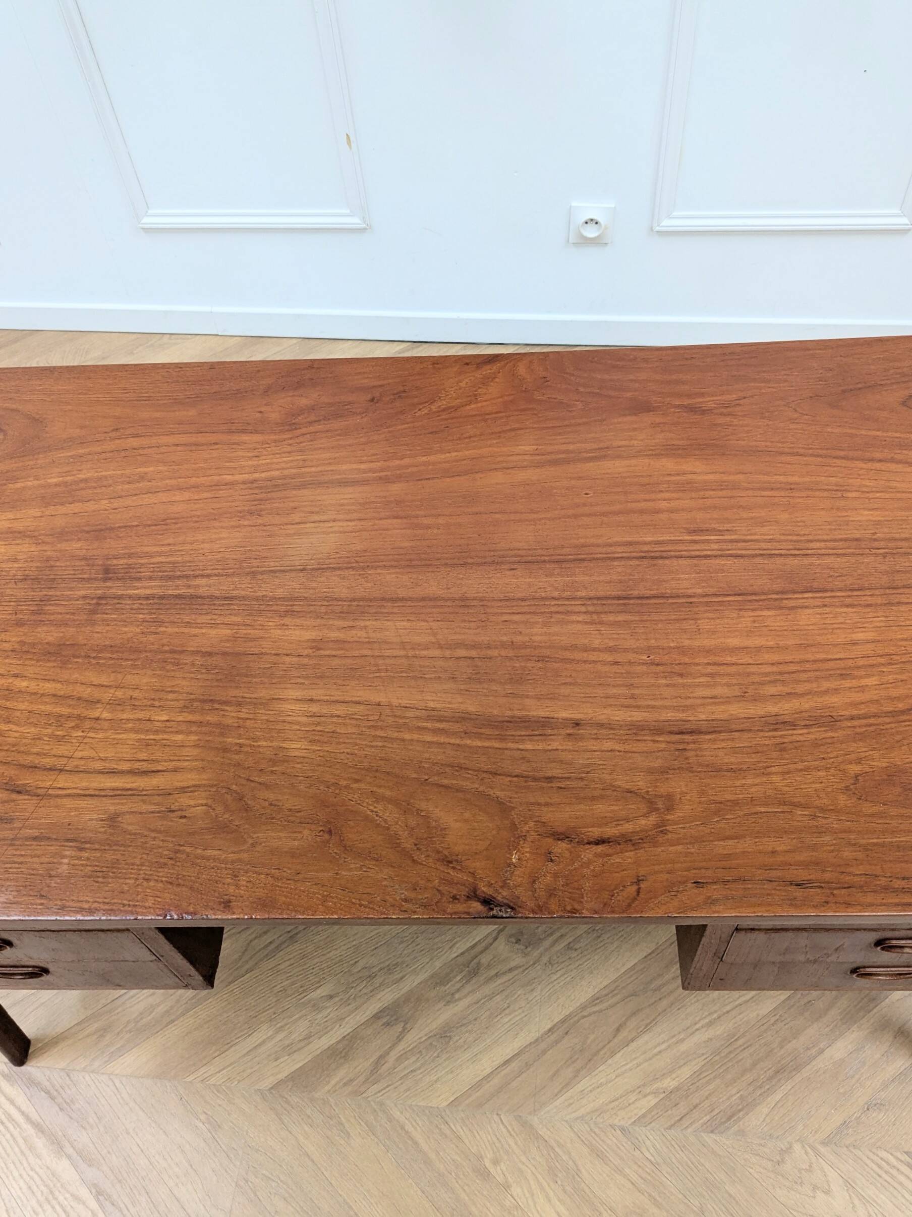 Designer double-sided desk