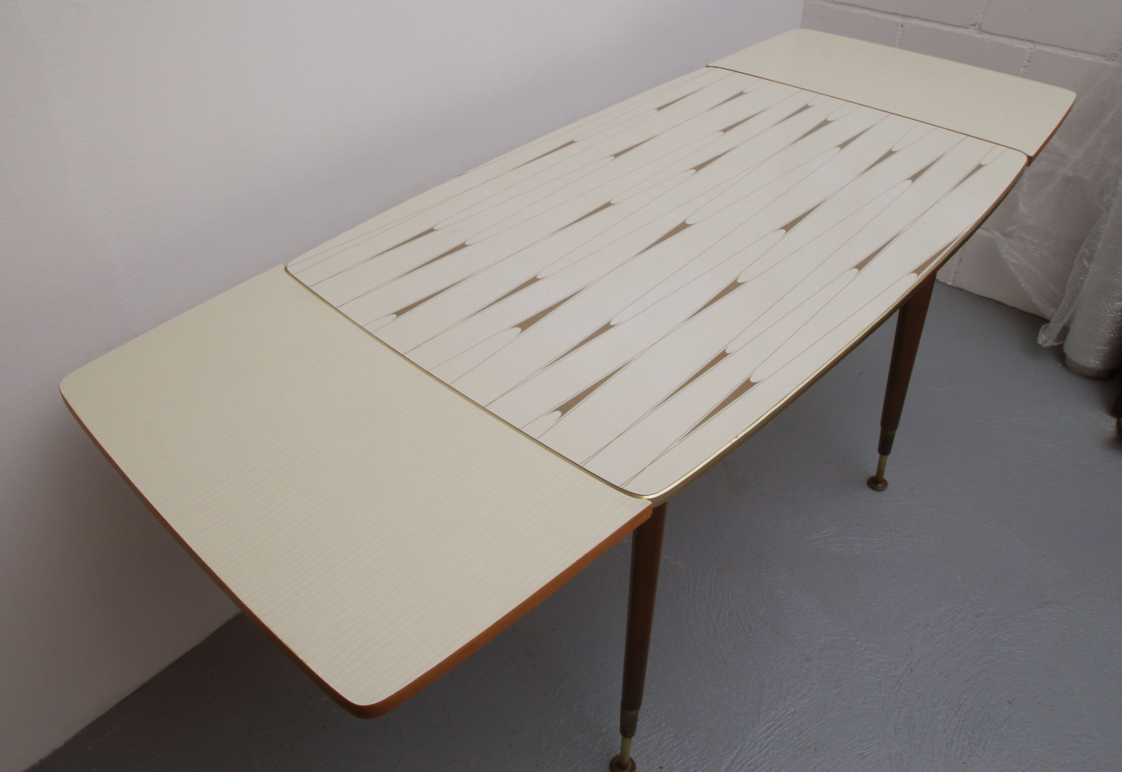 1950s extendible coffeetable in formica