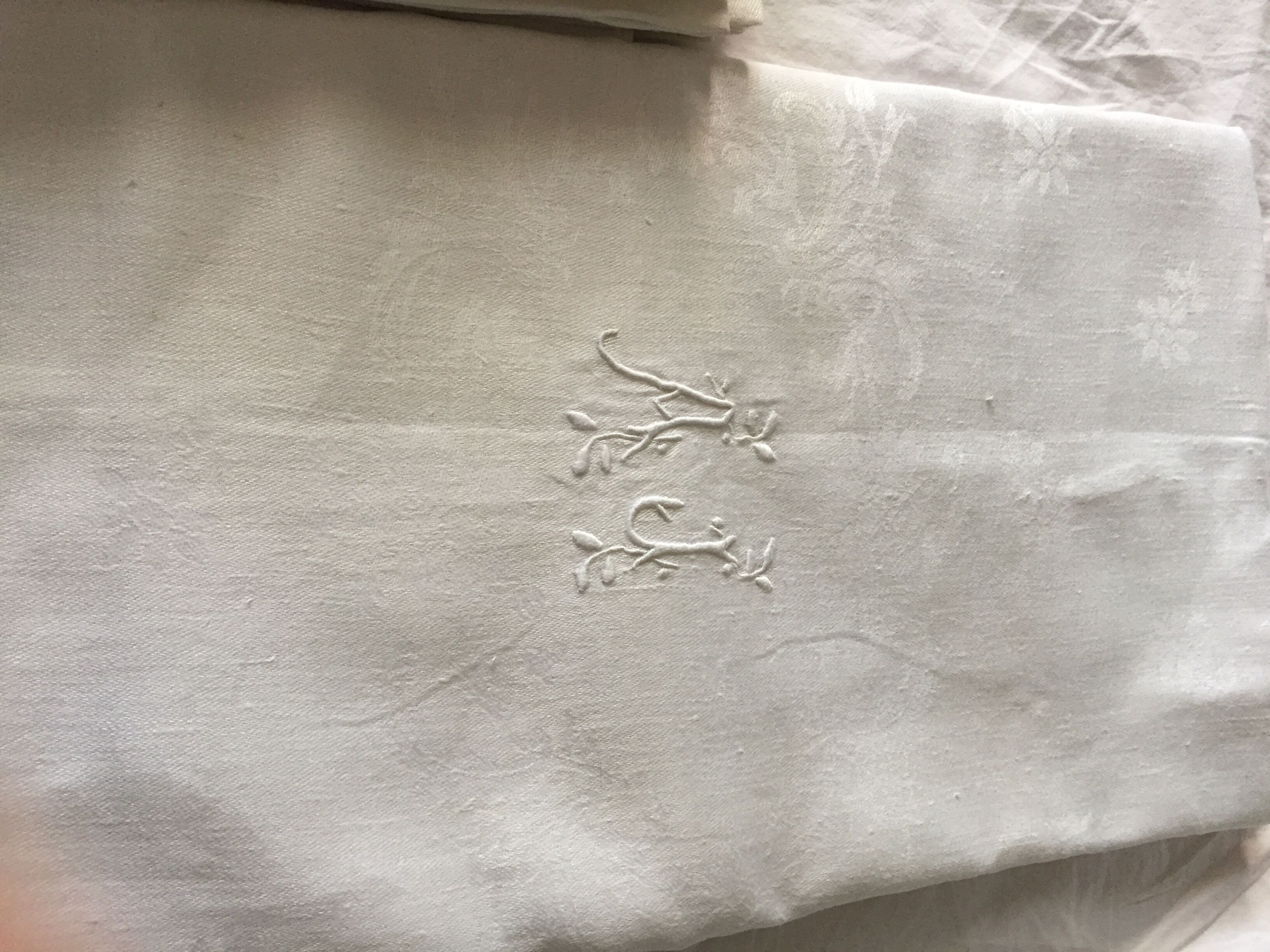 All tablecloth and napkins monogramee