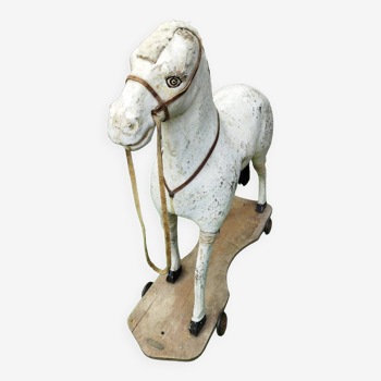 Ancien cheval en bois, jouet à roulettes