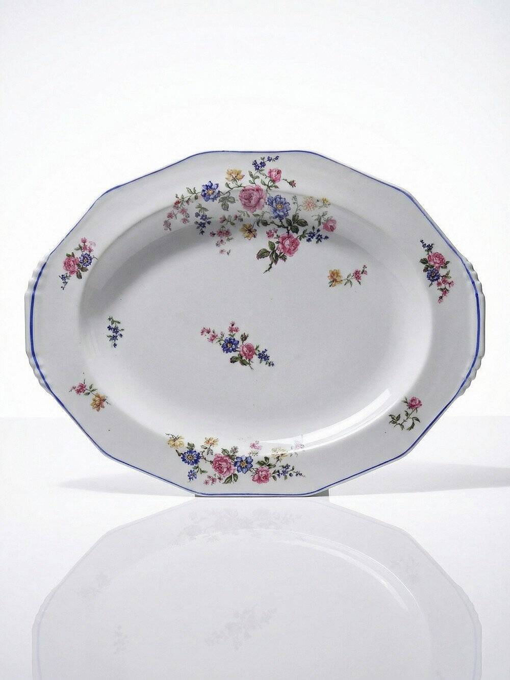 Service plate Bernardaud Limoges porcelain with floral decoration from the 1920s to 1950s.