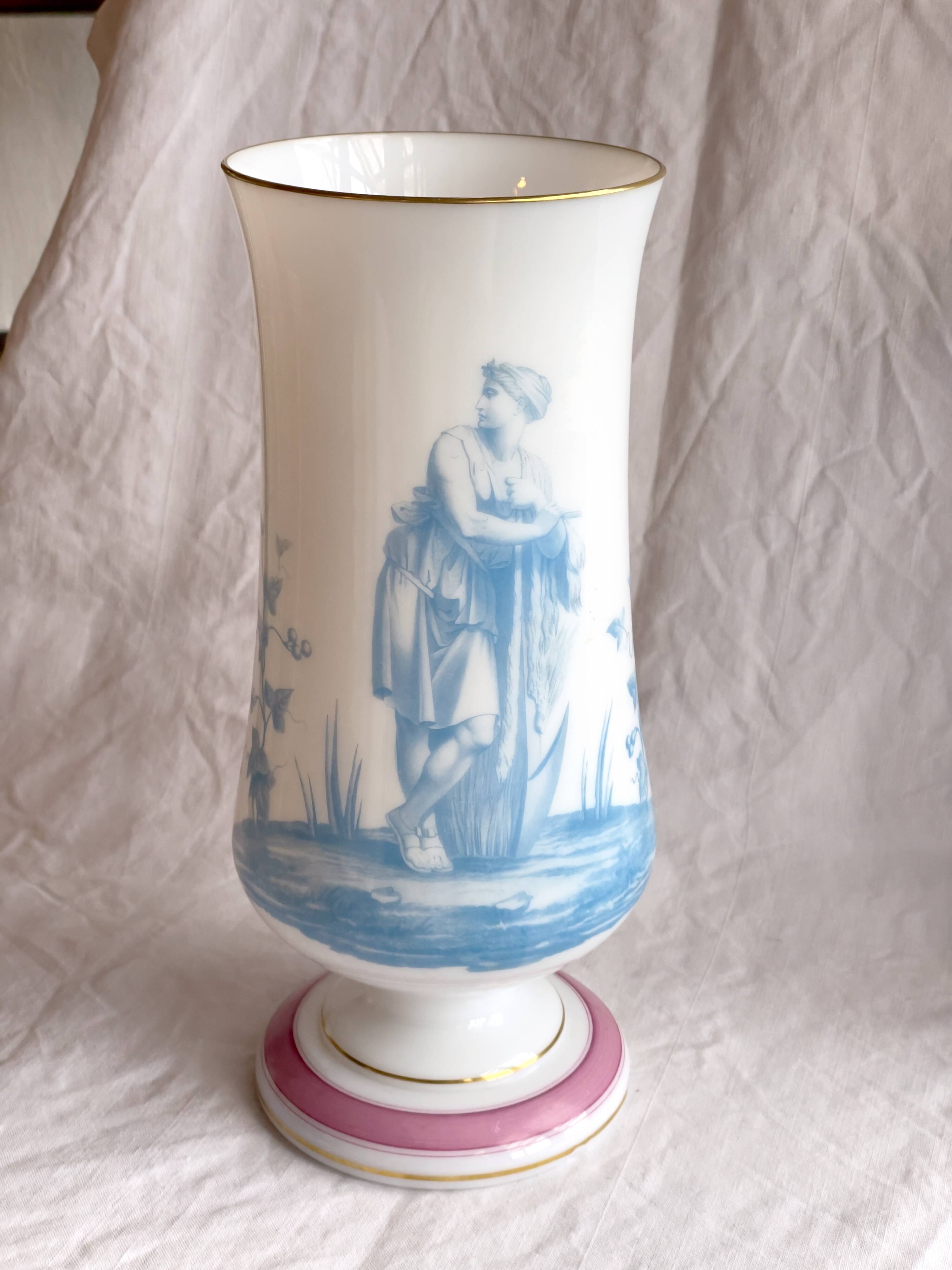 Grand Vase Opaline 19ème Siècle décor à l'antique