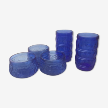 Lot de 2 verres et 3 coupelles en verre bleu du Brésil