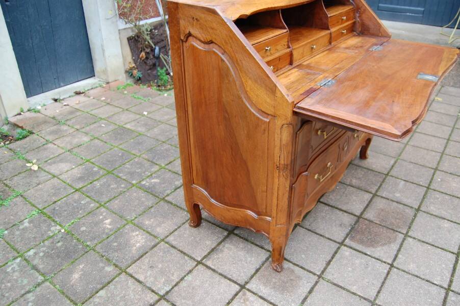 Louis xv period transitional walnut slant-front desk from the louis xvi era, 18th century