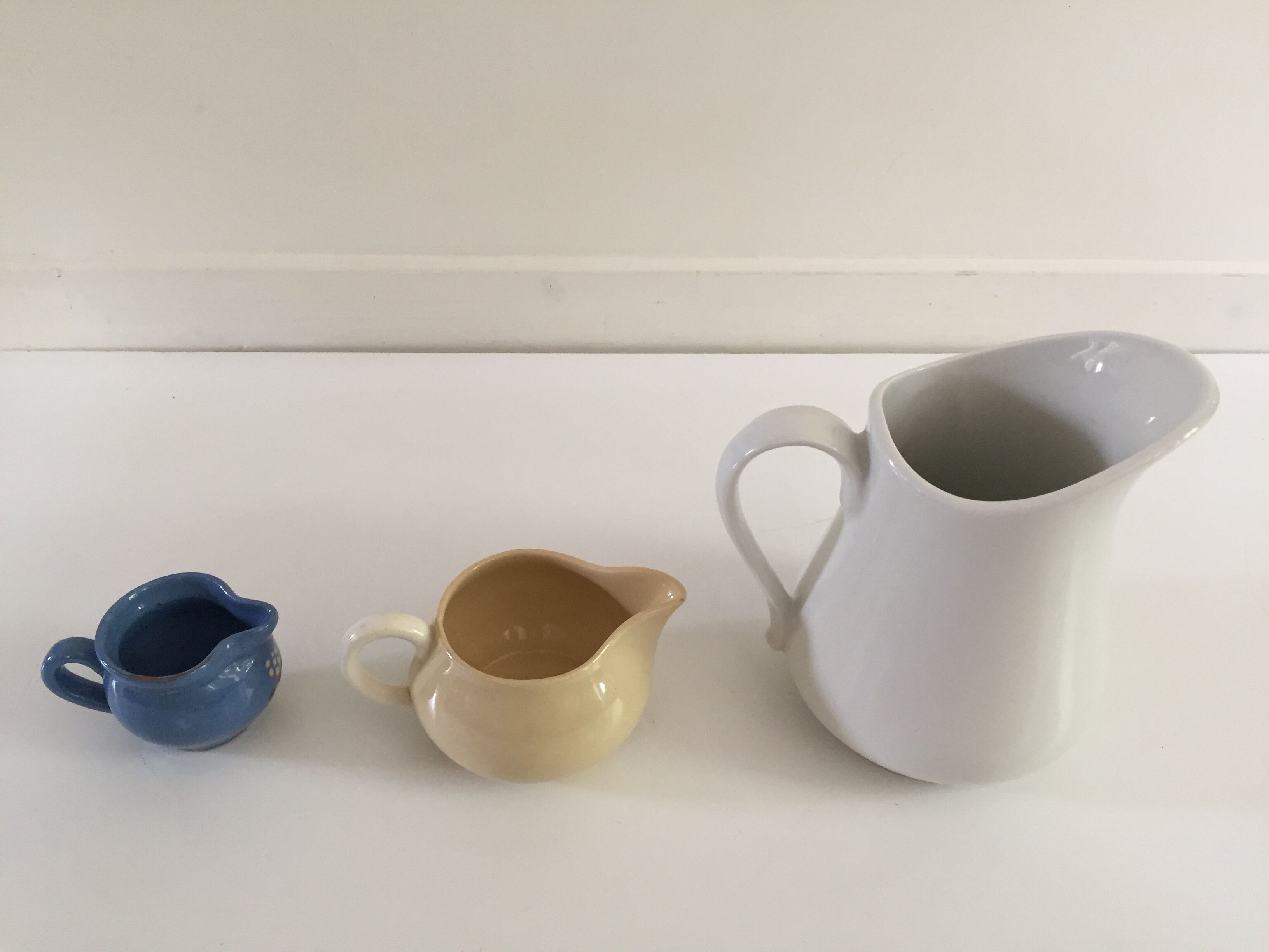 Set of 3 vintage pastels ceramic pitchers