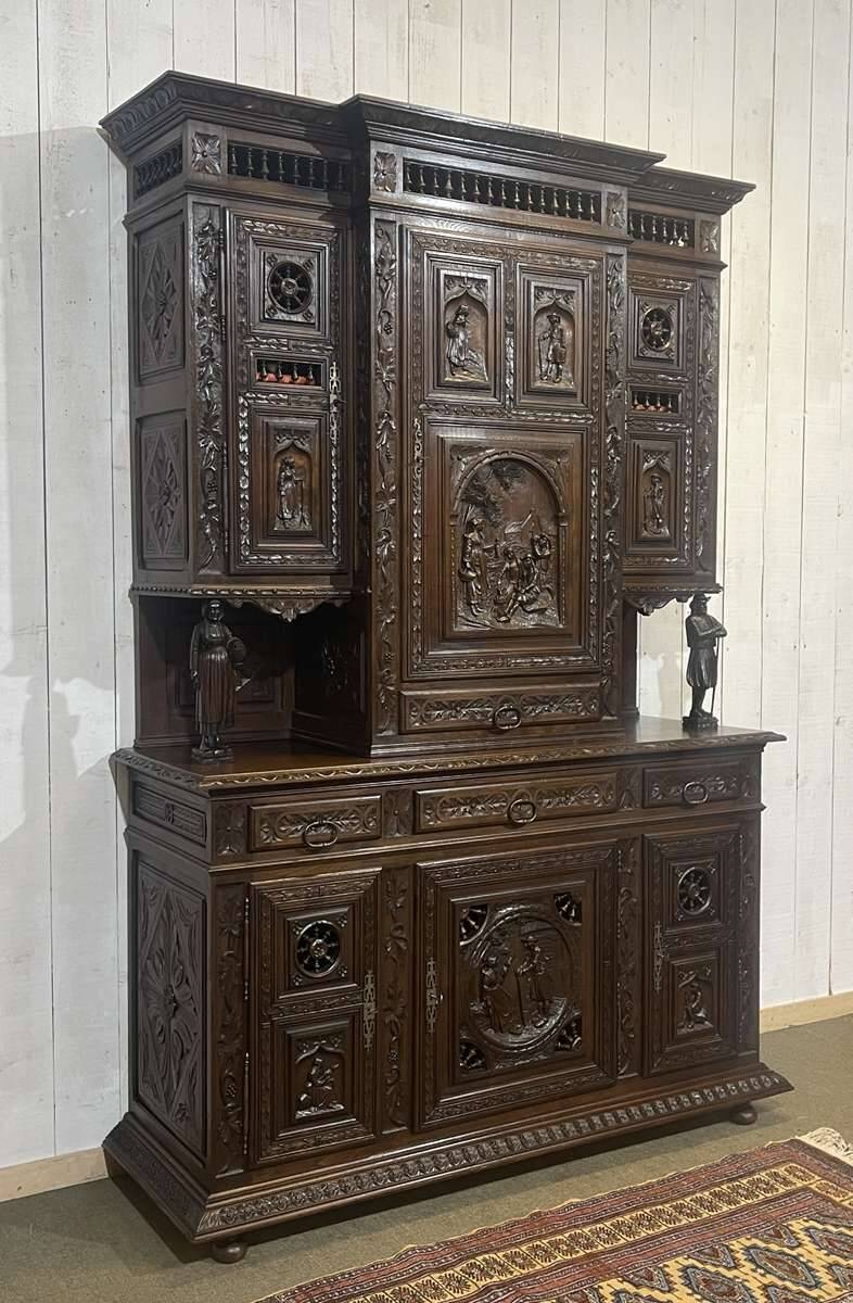 Buffet Breton 2 corps début XXème en châtaignier richement sculpté