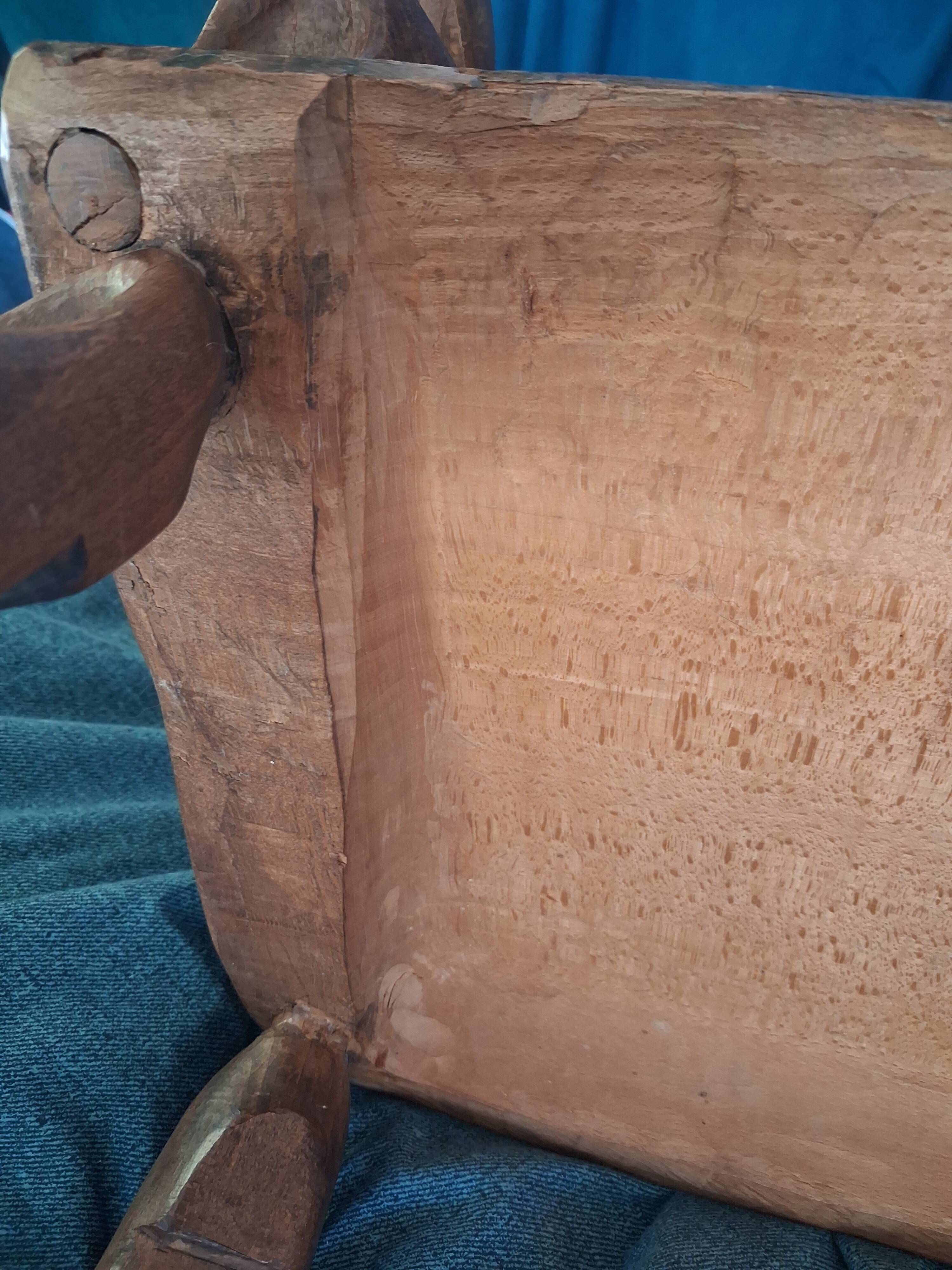 Chaise enfant en chêne sculpté. Ancien meuble breton