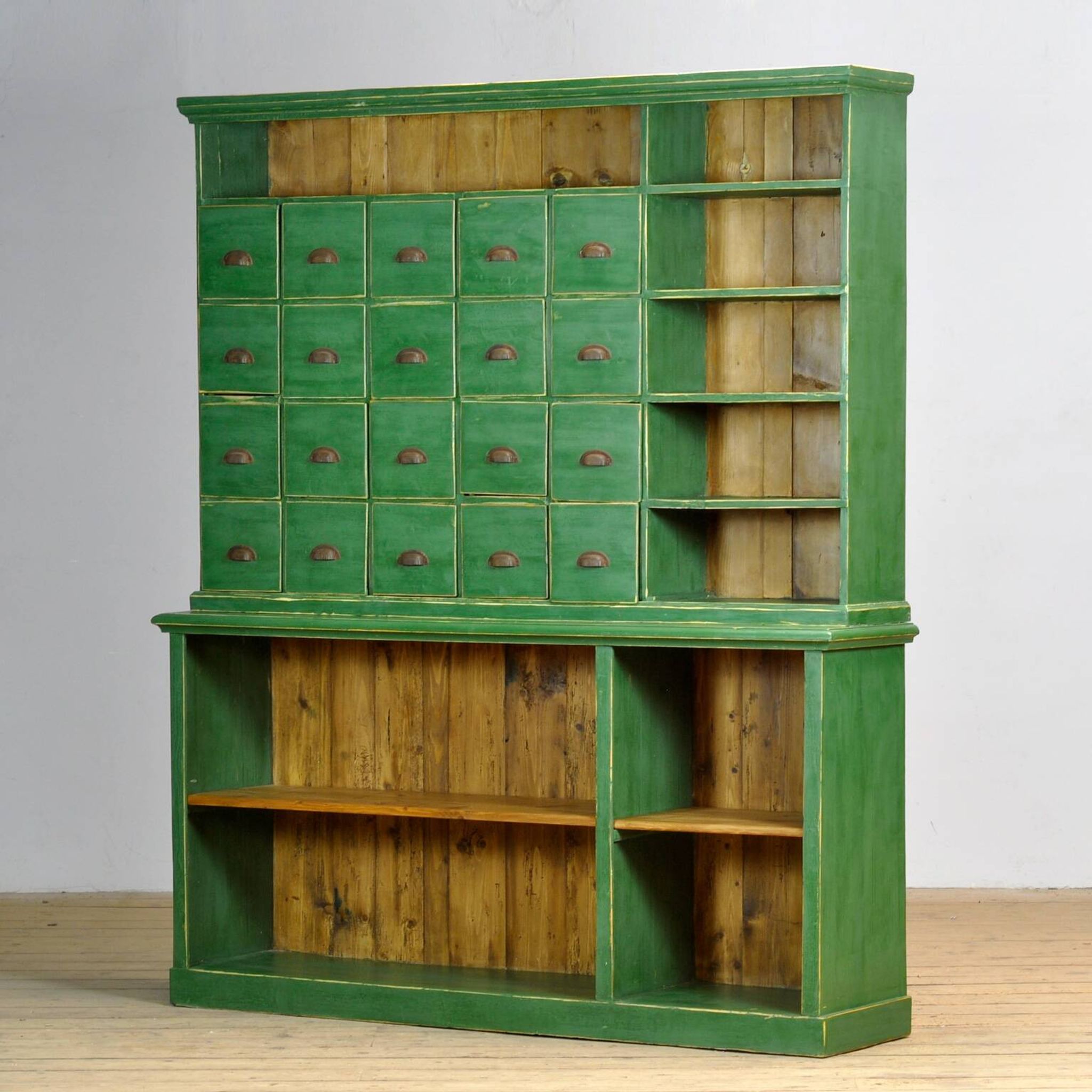 Grande armoire en pin, vers 1930