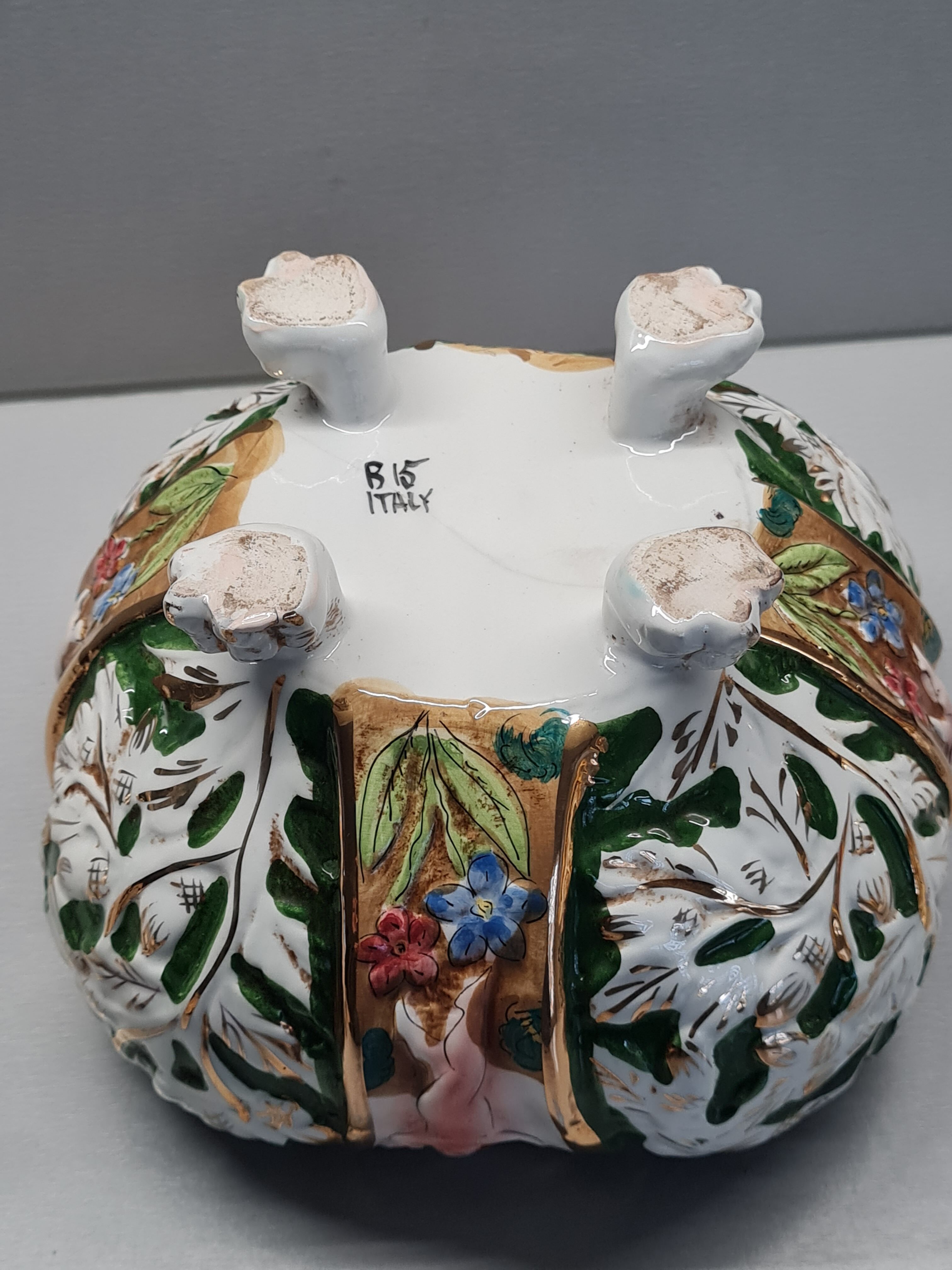 Soupière sur pied de lion en céramique Italienne, style antique capodimonte