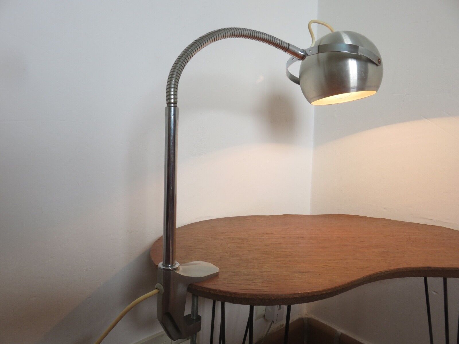 Walking eye ball lamp, nomadic, on vice 1970