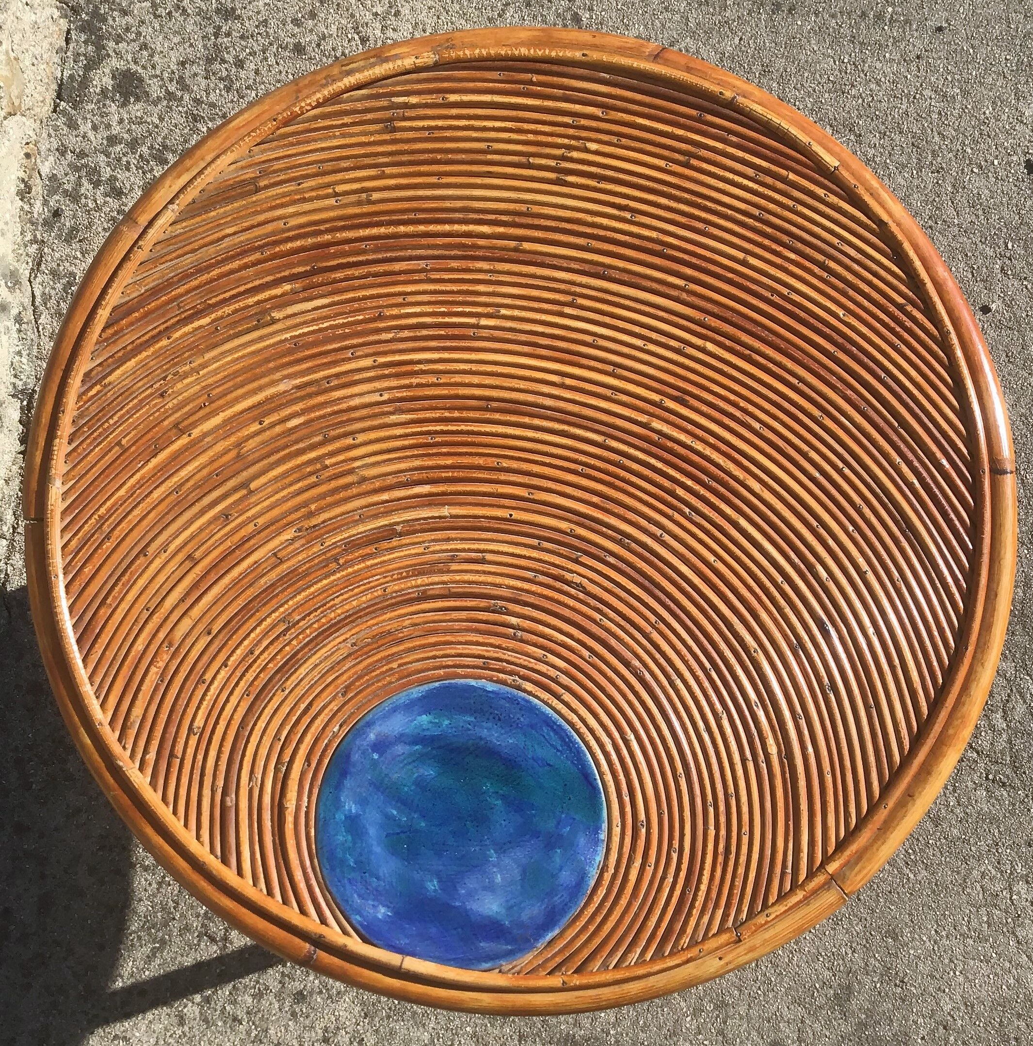 Round coffee table deco tray in rattan and ceramics