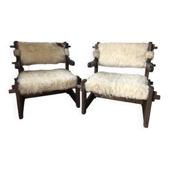 Set of 2 vintage wooden chairs with beige sheepskin seats, rustic style.