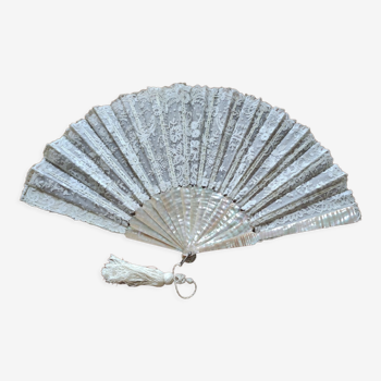 Fan in mother-of-pearl and lace