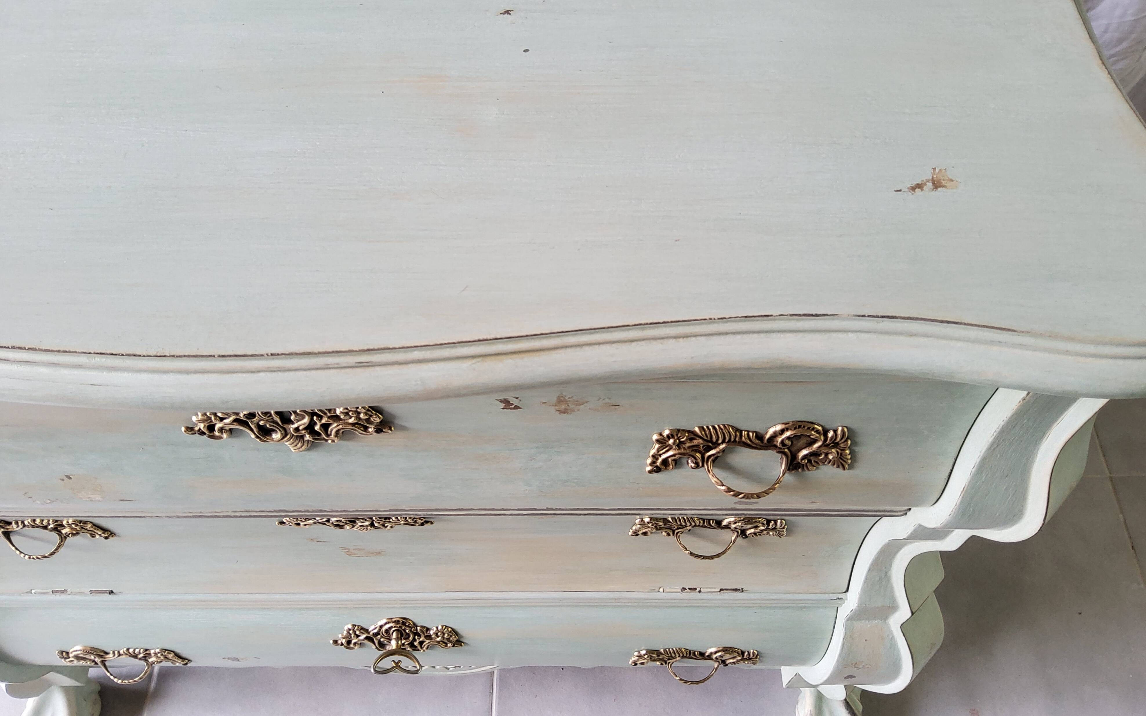 Commode galbée patinée